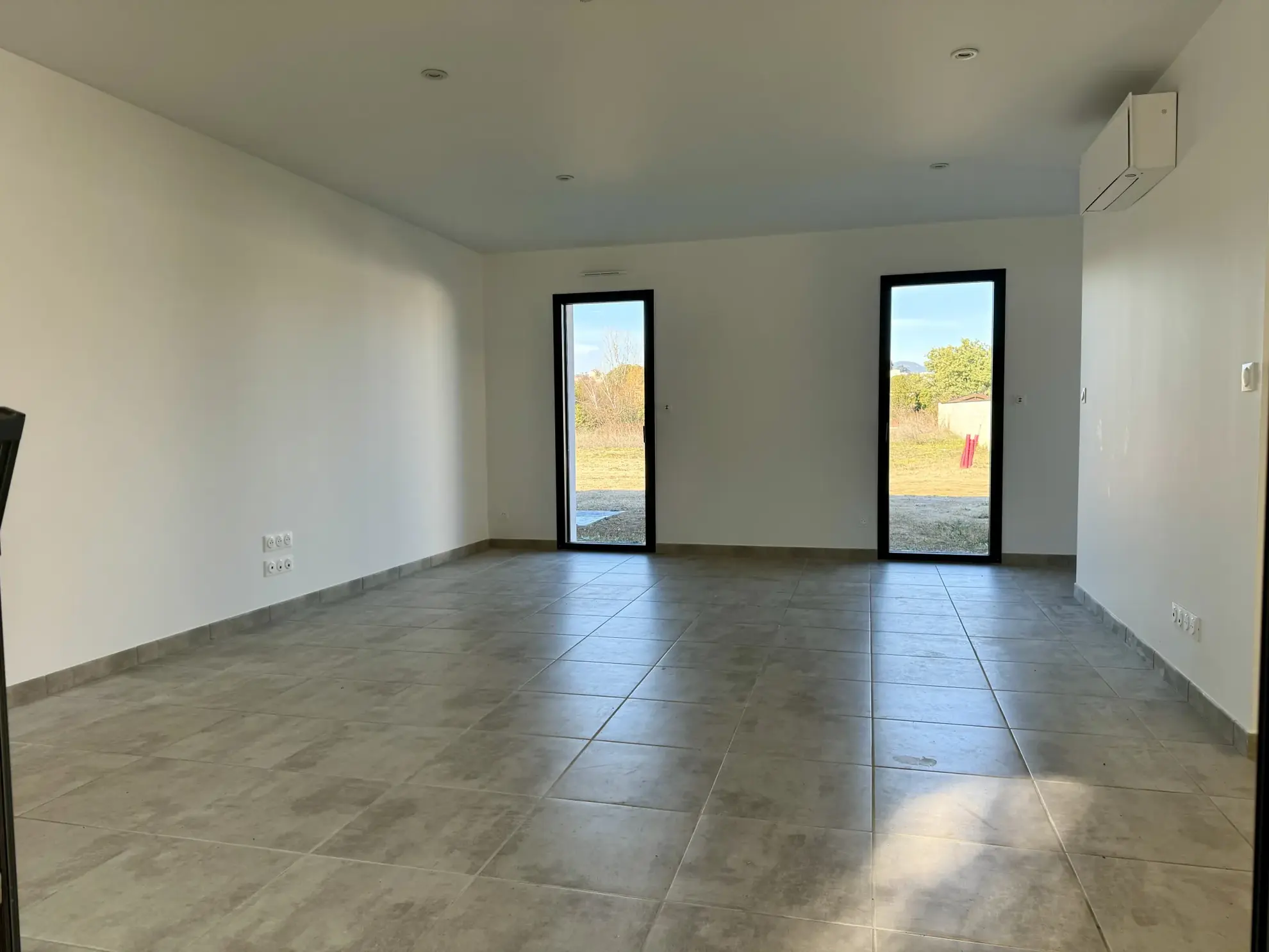 Maison neuve de plain-pied avec piscine et garage à Saint Didier sous Aubenas 