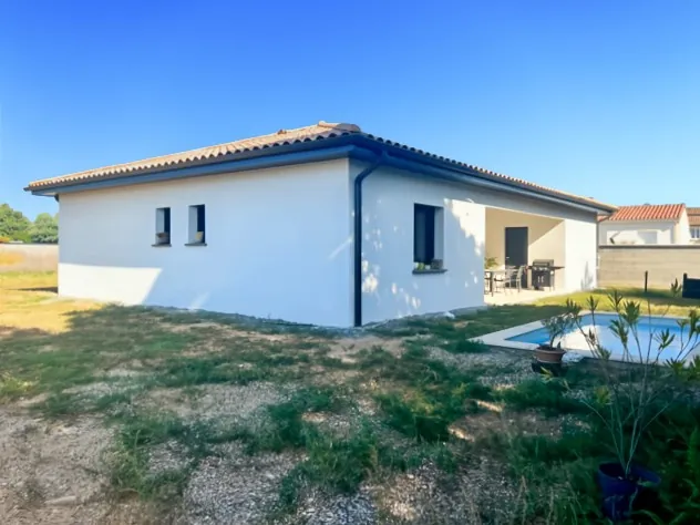 Maison neuve de plain-pied avec piscine et garage à Saint Didier sous Aubenas 