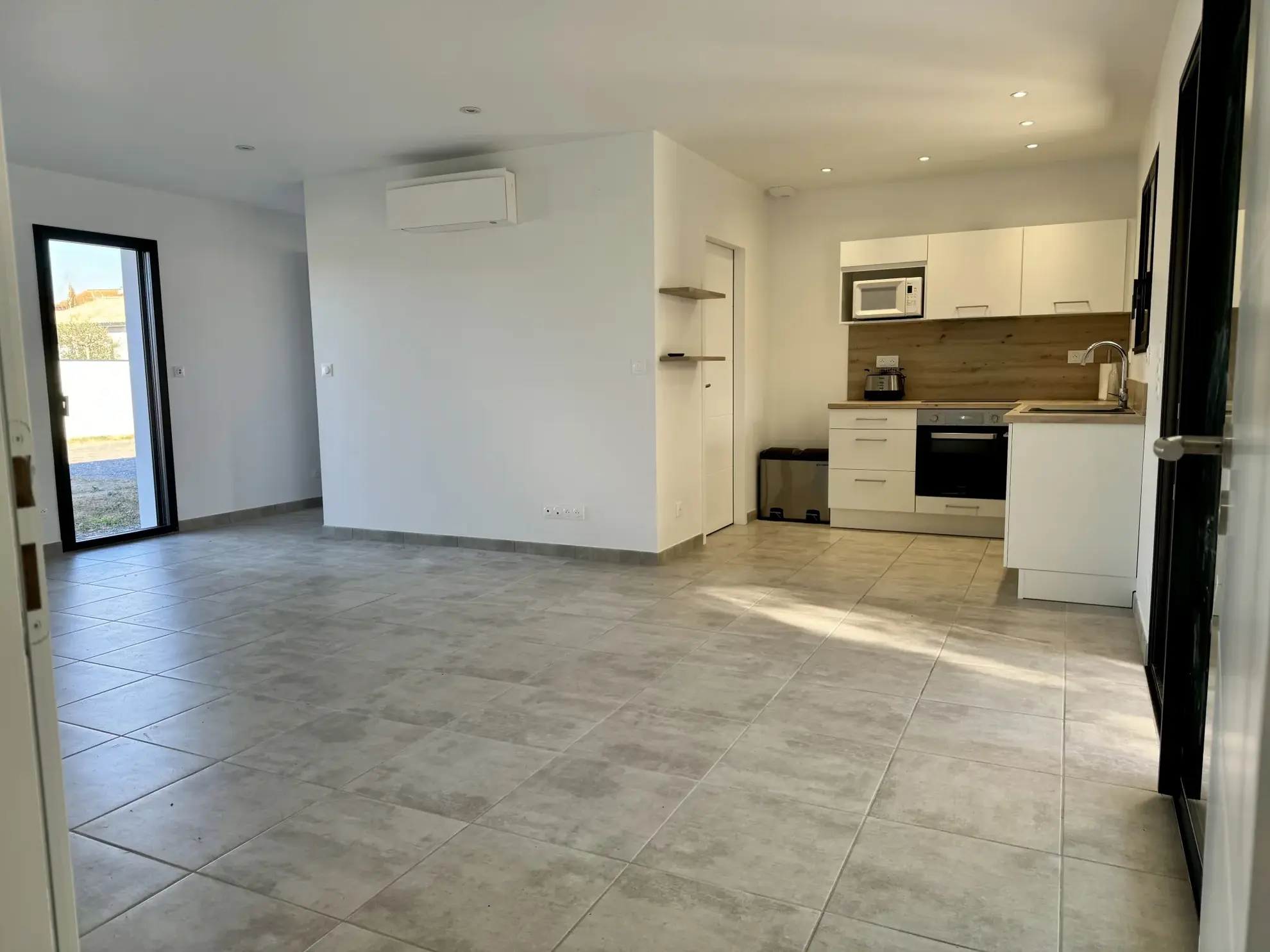 Maison neuve de plain-pied avec piscine et garage à Saint Didier sous Aubenas 