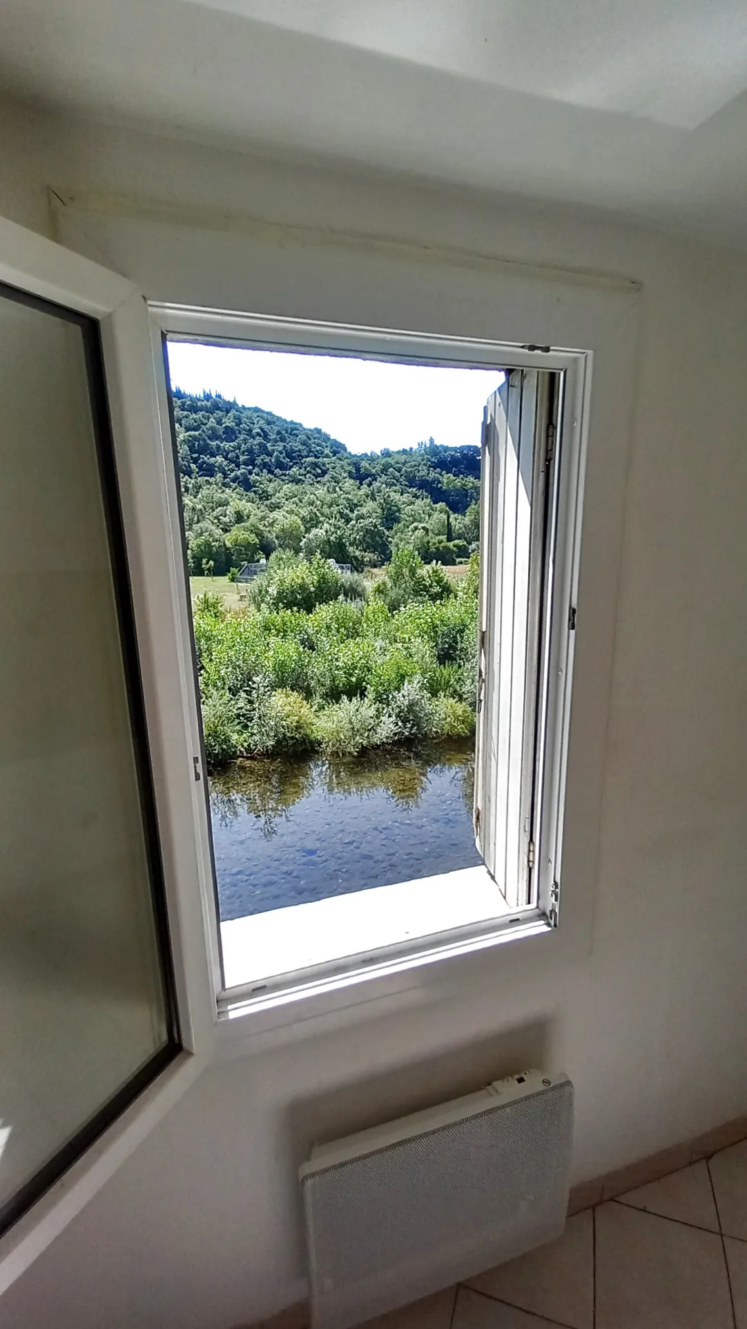 Petite maison en pierre à vendre à Villemagne l'Argentière avec vue sur la rivière 