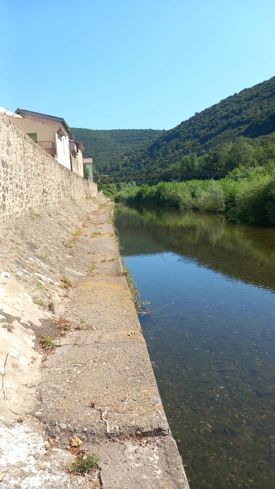 Petite maison en pierre à vendre à Villemagne l'Argentière avec vue sur la rivière 