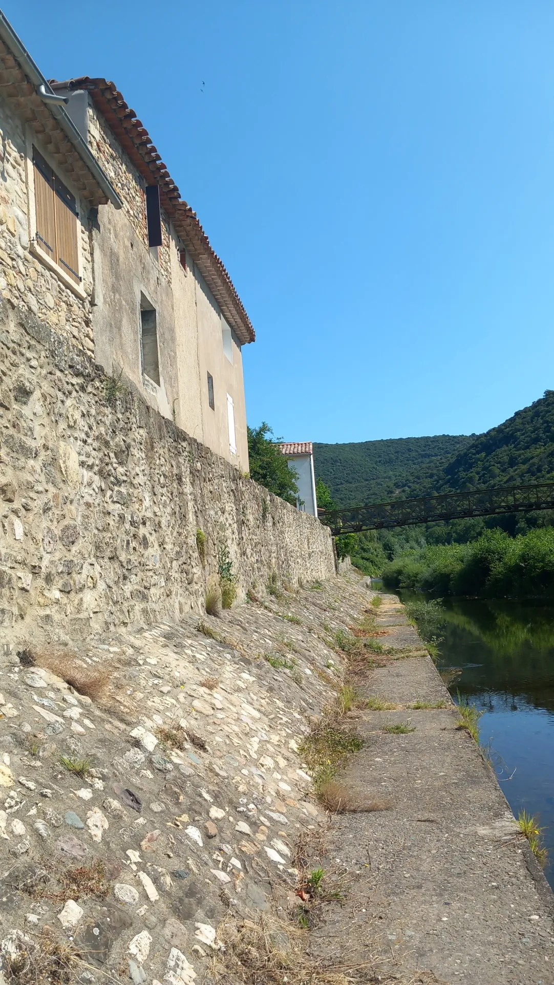 Petite maison en pierre à vendre à Villemagne l'Argentière avec vue sur la rivière 