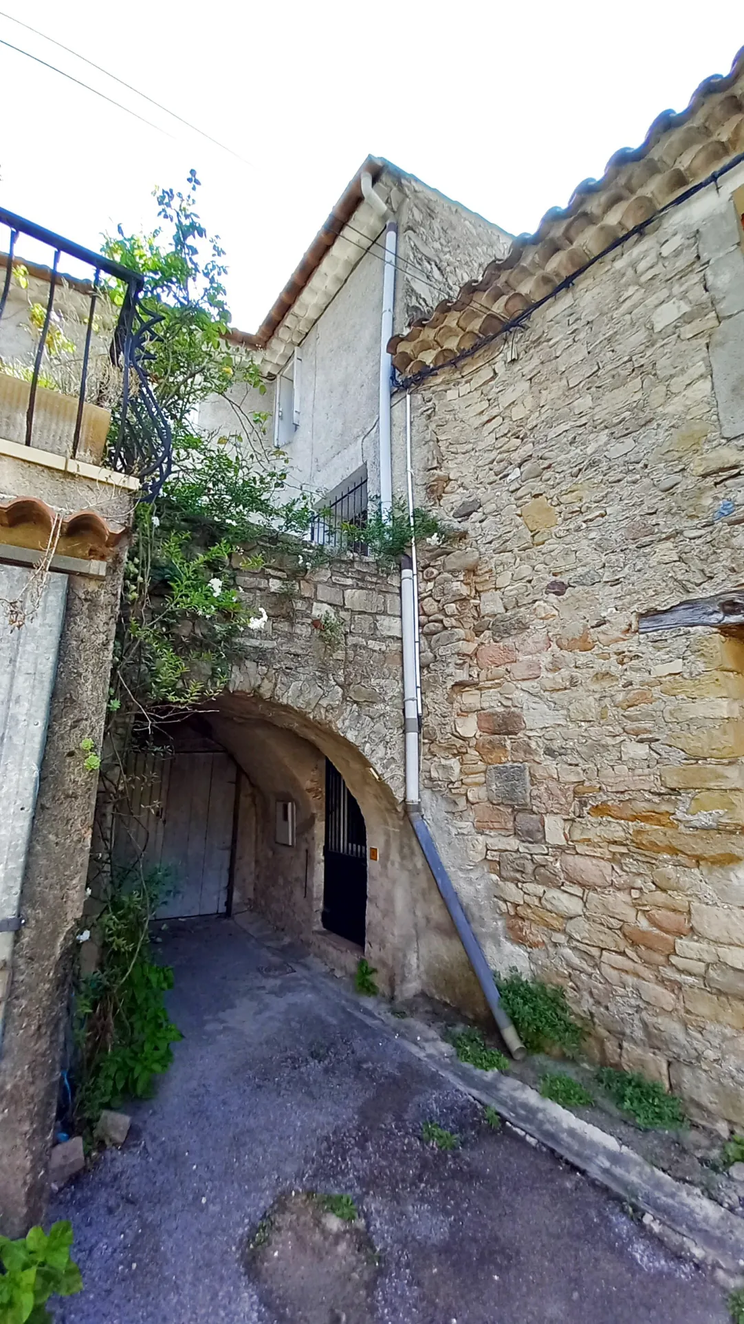 Petite maison en pierre à vendre à Villemagne l'Argentière avec vue sur la rivière 