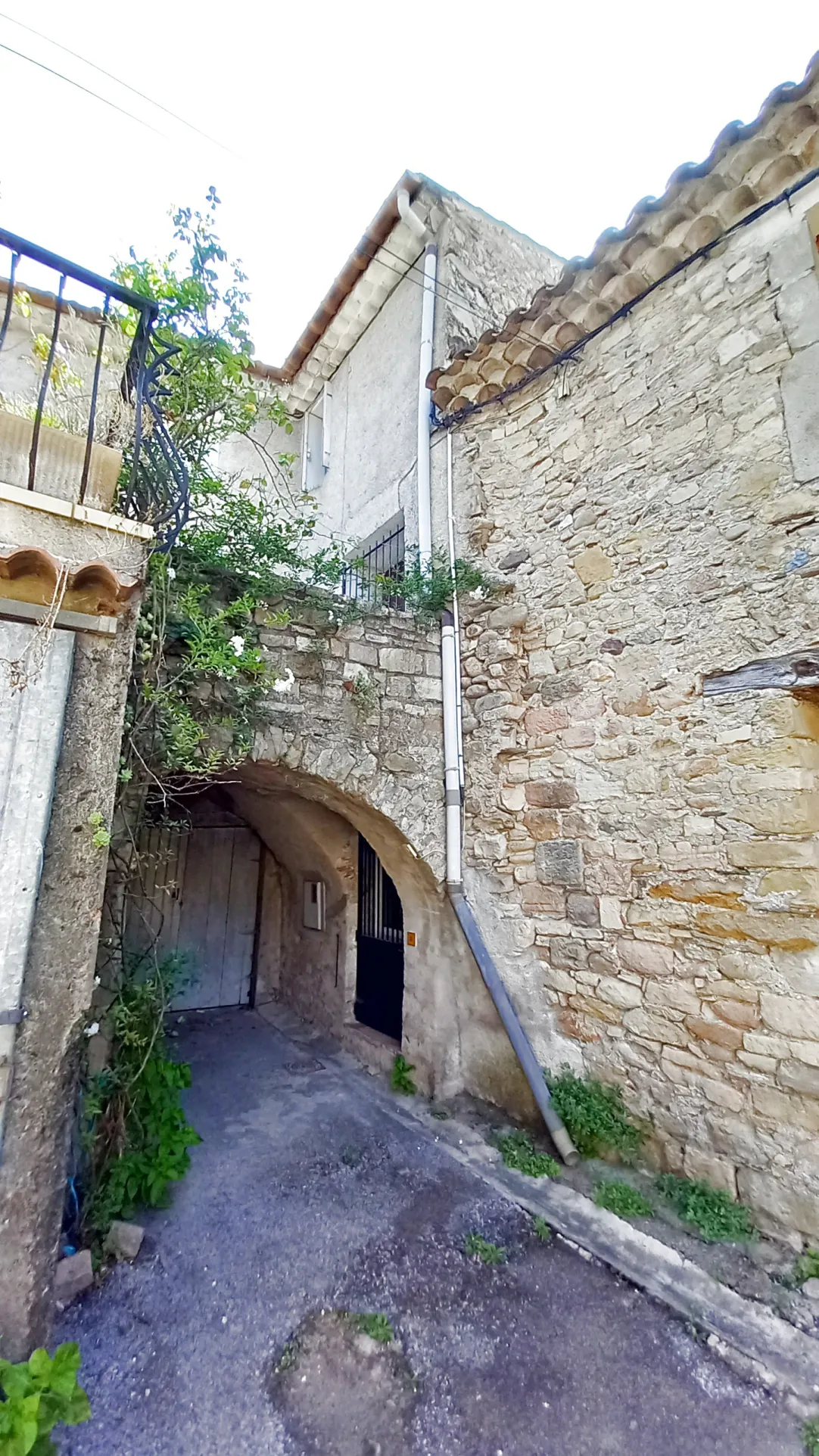 Petite maison en pierre à vendre à Villemagne l'Argentière avec vue sur la rivière 