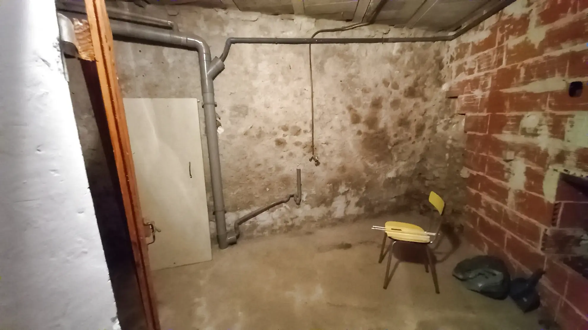 Petite maison en pierre à vendre à Villemagne l'Argentière avec vue sur la rivière 