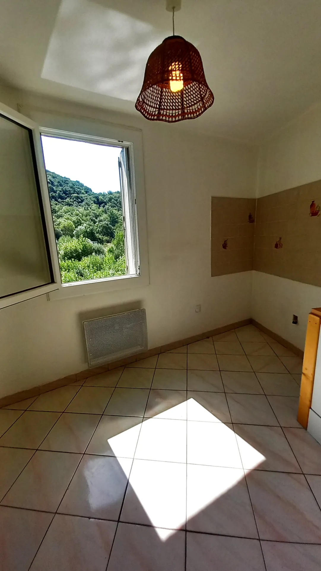 Petite maison en pierre à vendre à Villemagne l'Argentière avec vue sur la rivière 