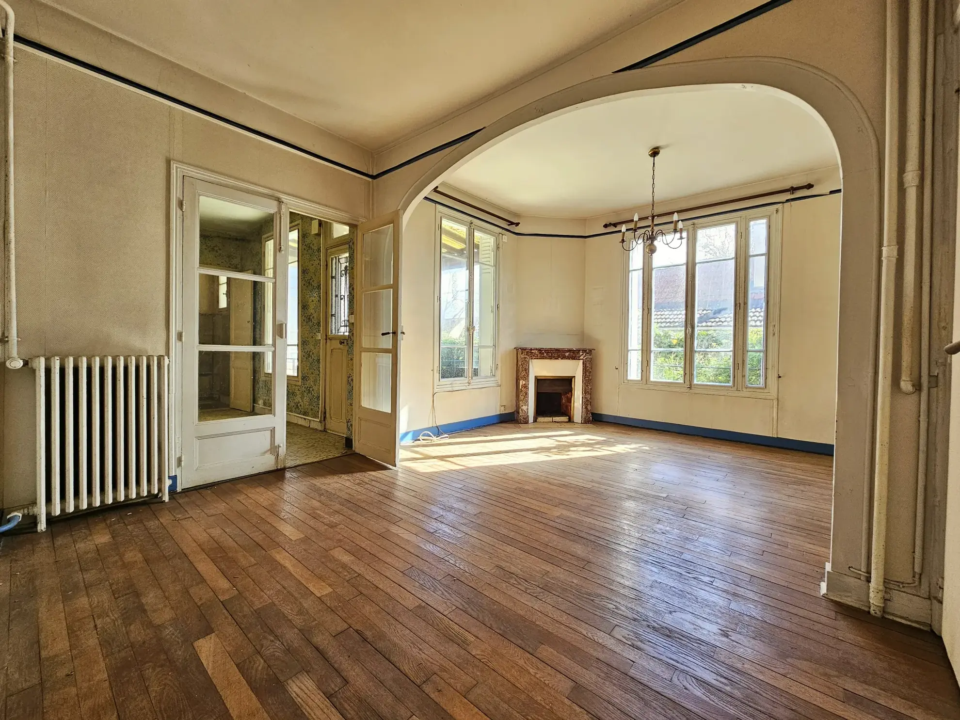 Maison de ville à rénover avec jardin et garage à Villecresnes