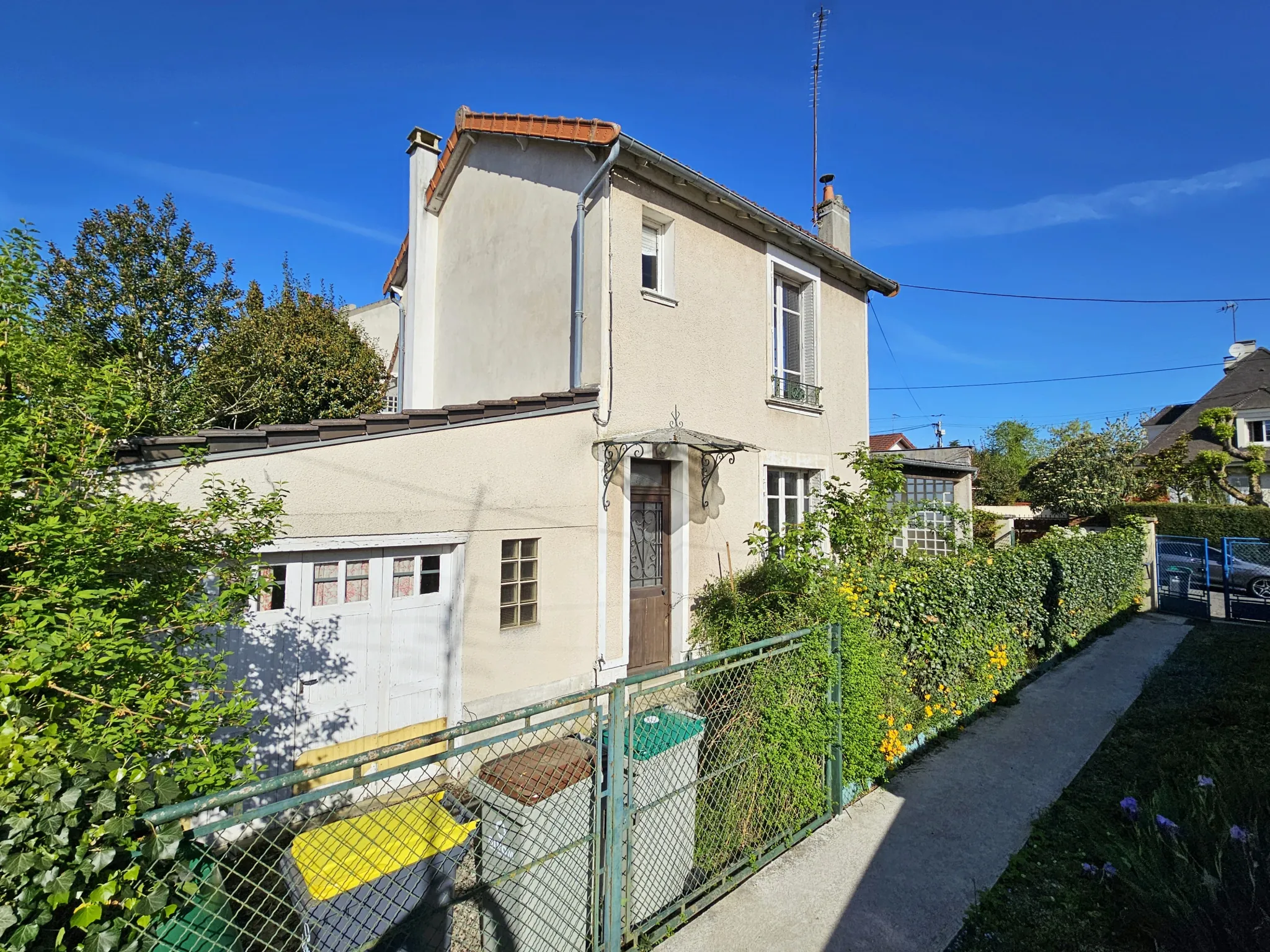 Maison de ville à rénover avec jardin et garage à Villecresnes 