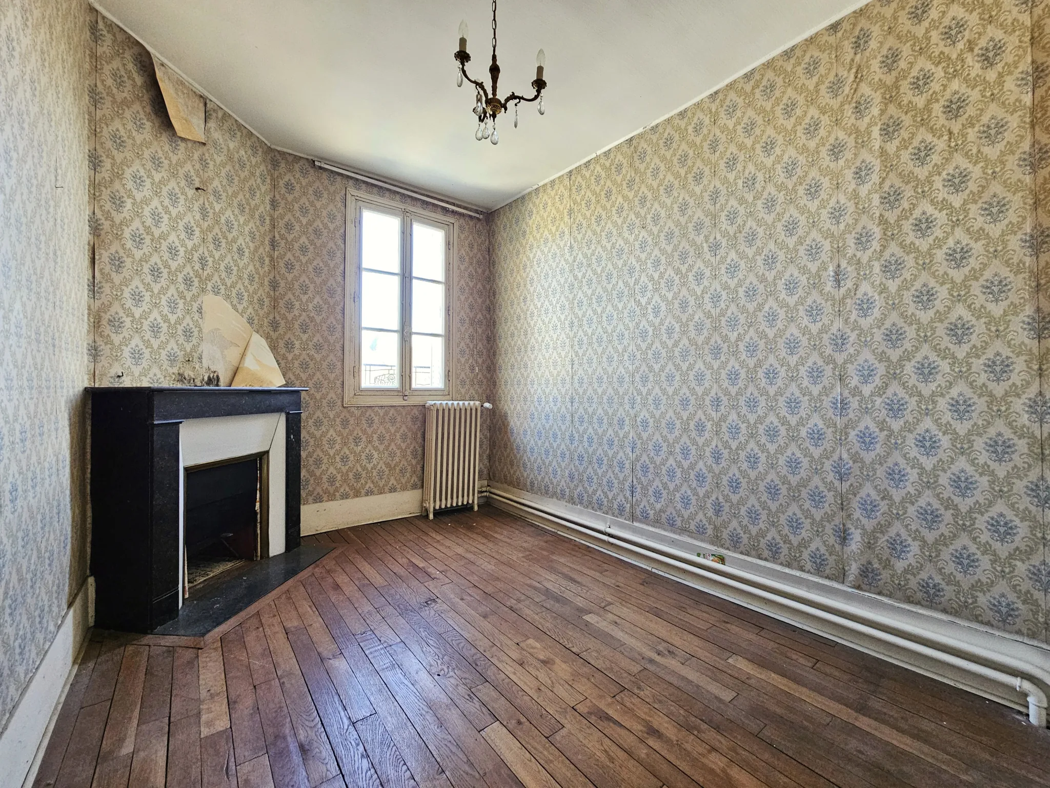 Maison de ville à rénover avec jardin et garage à Villecresnes 