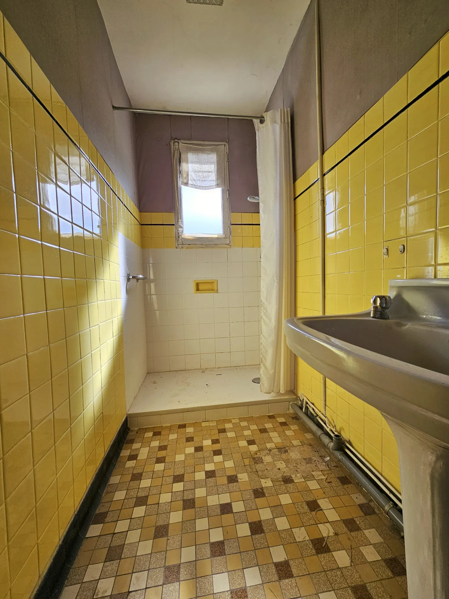 Maison de ville à rénover avec jardin et garage à Villecresnes 