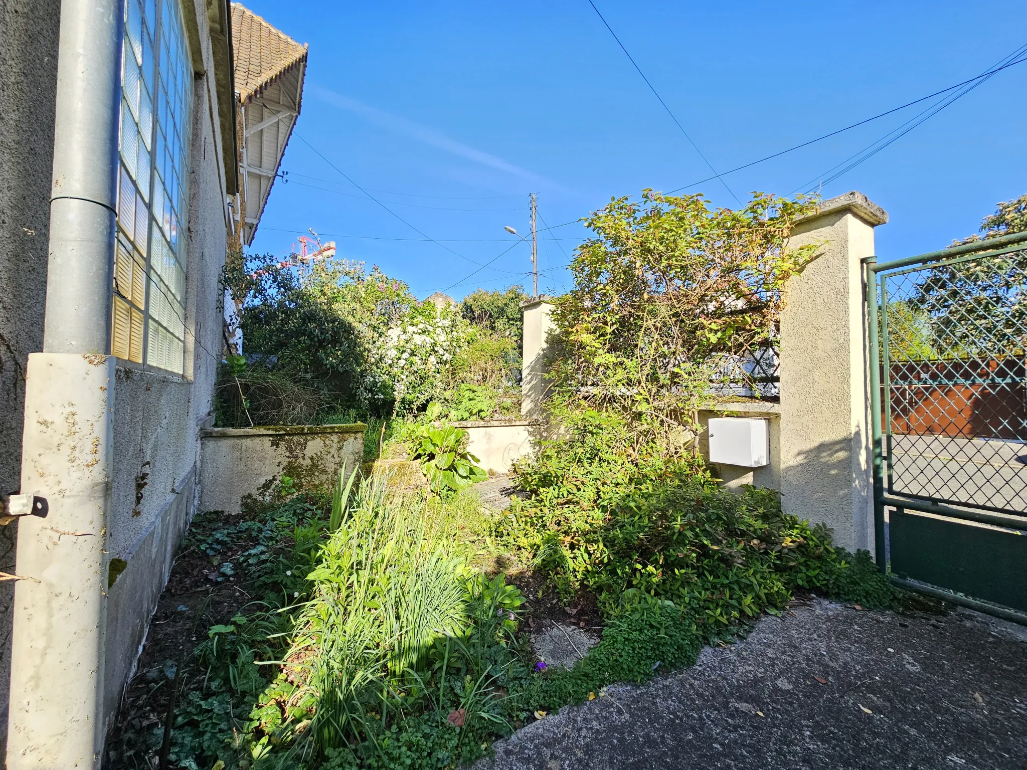 Maison de ville à rénover avec jardin et garage à Villecresnes 