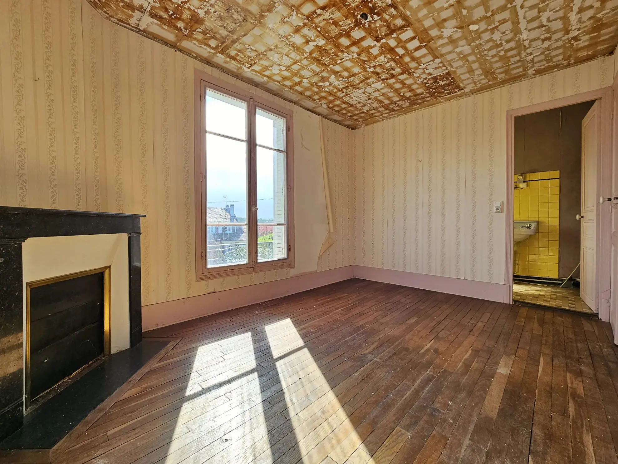 Maison de ville à rénover avec jardin et garage à Villecresnes 