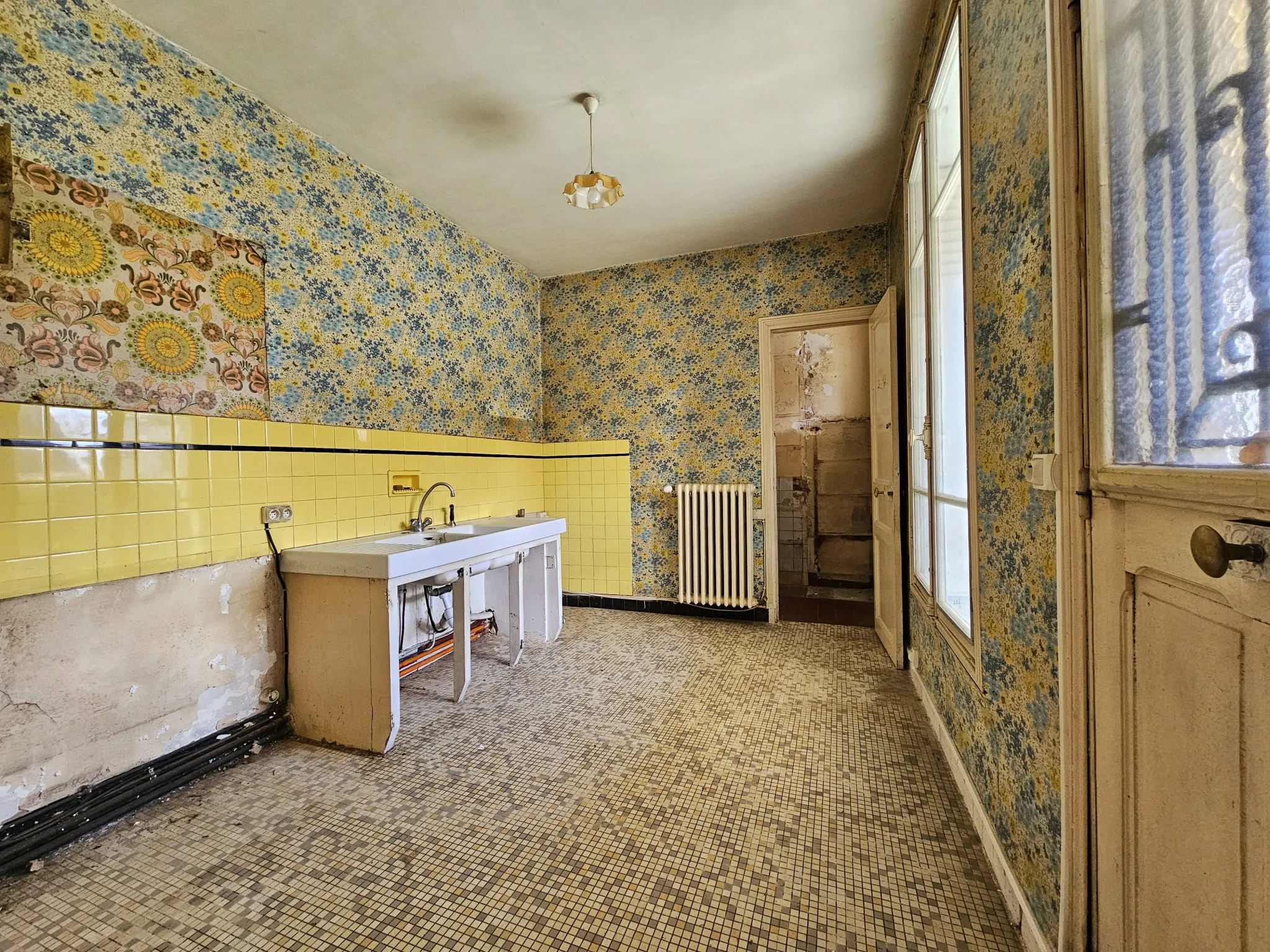 Maison de ville à rénover avec jardin et garage à Villecresnes 