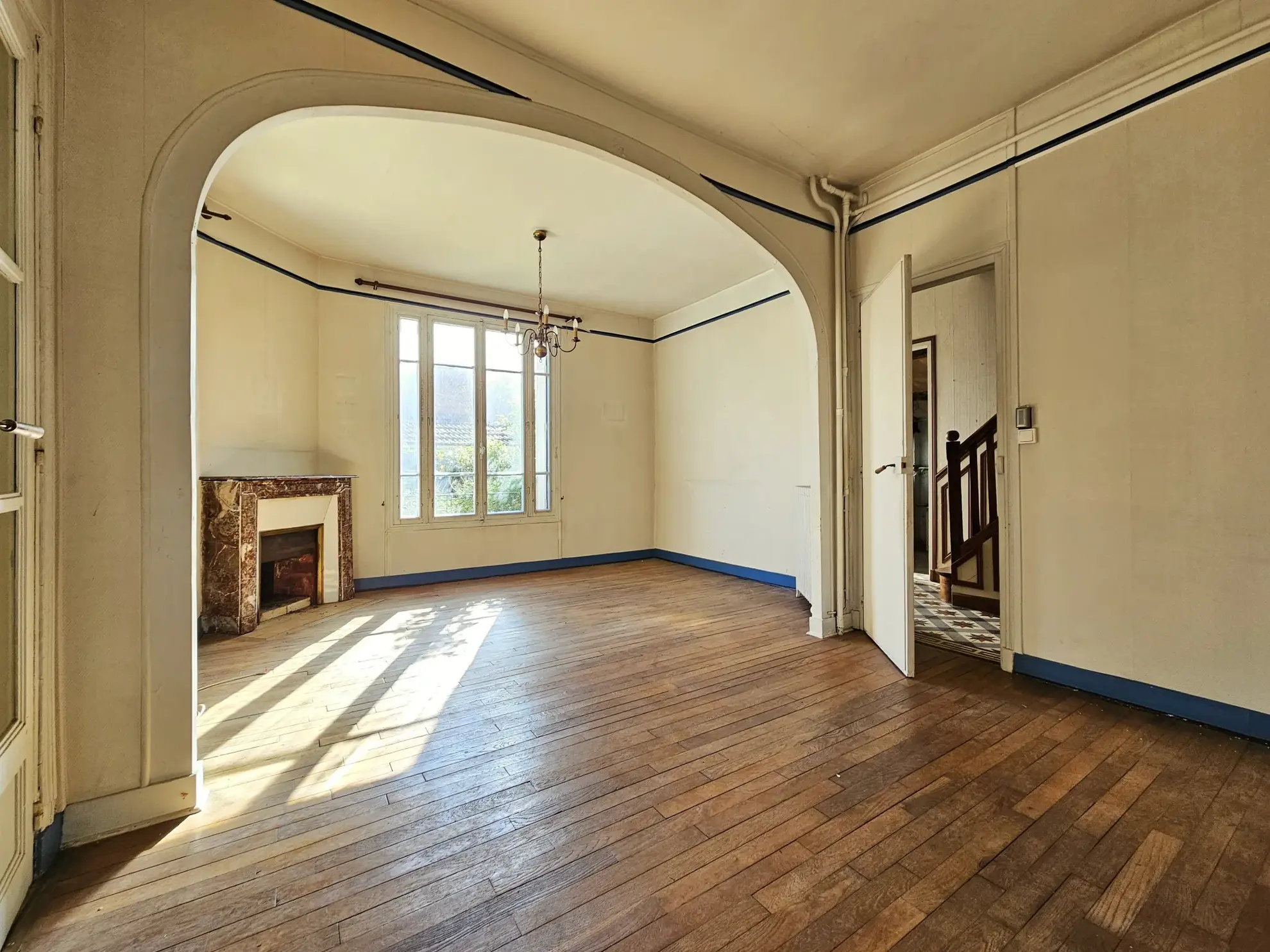 Maison de ville à rénover avec jardin et garage à Villecresnes 