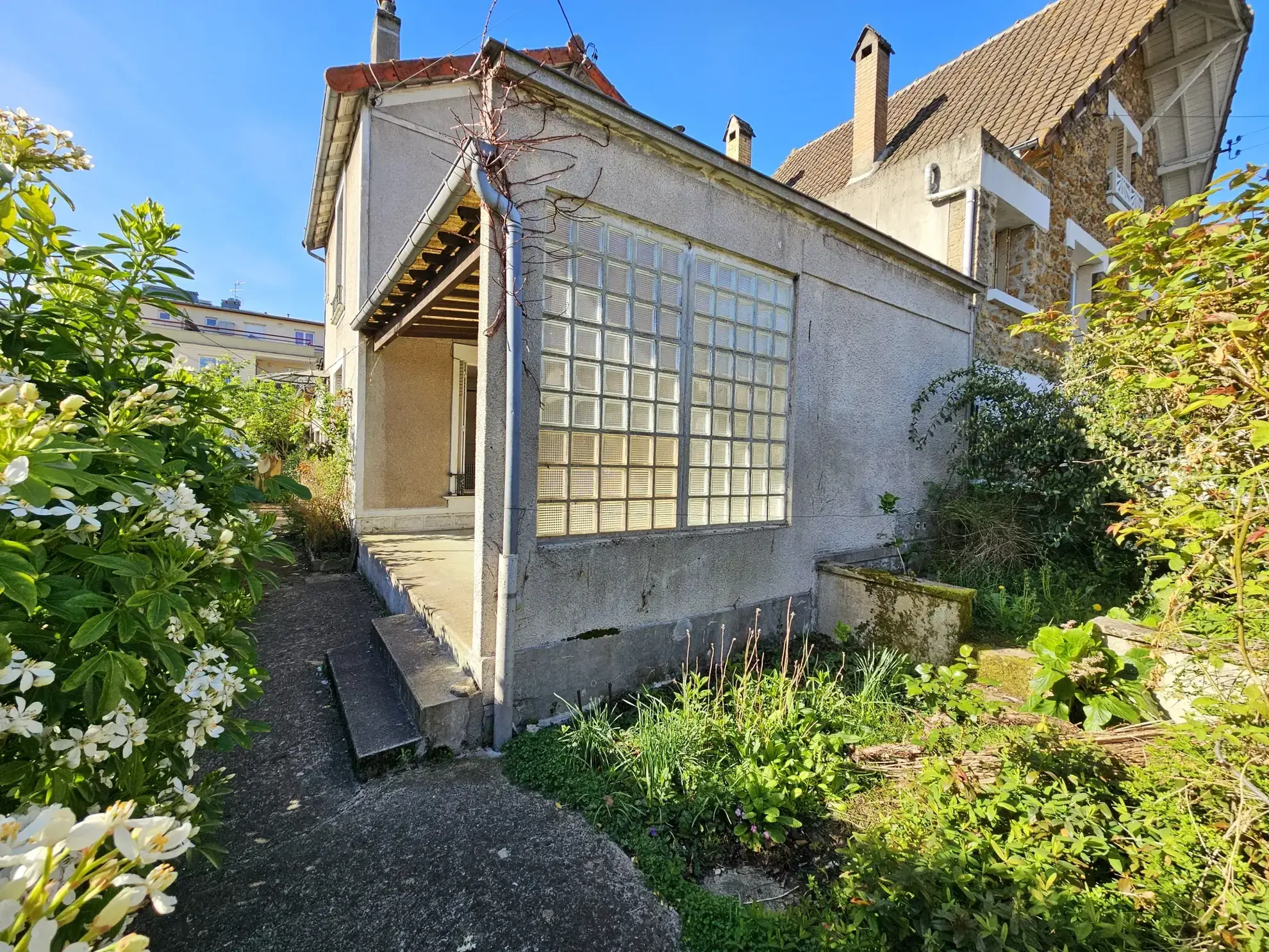 Maison de ville à rénover avec jardin et garage à Villecresnes 