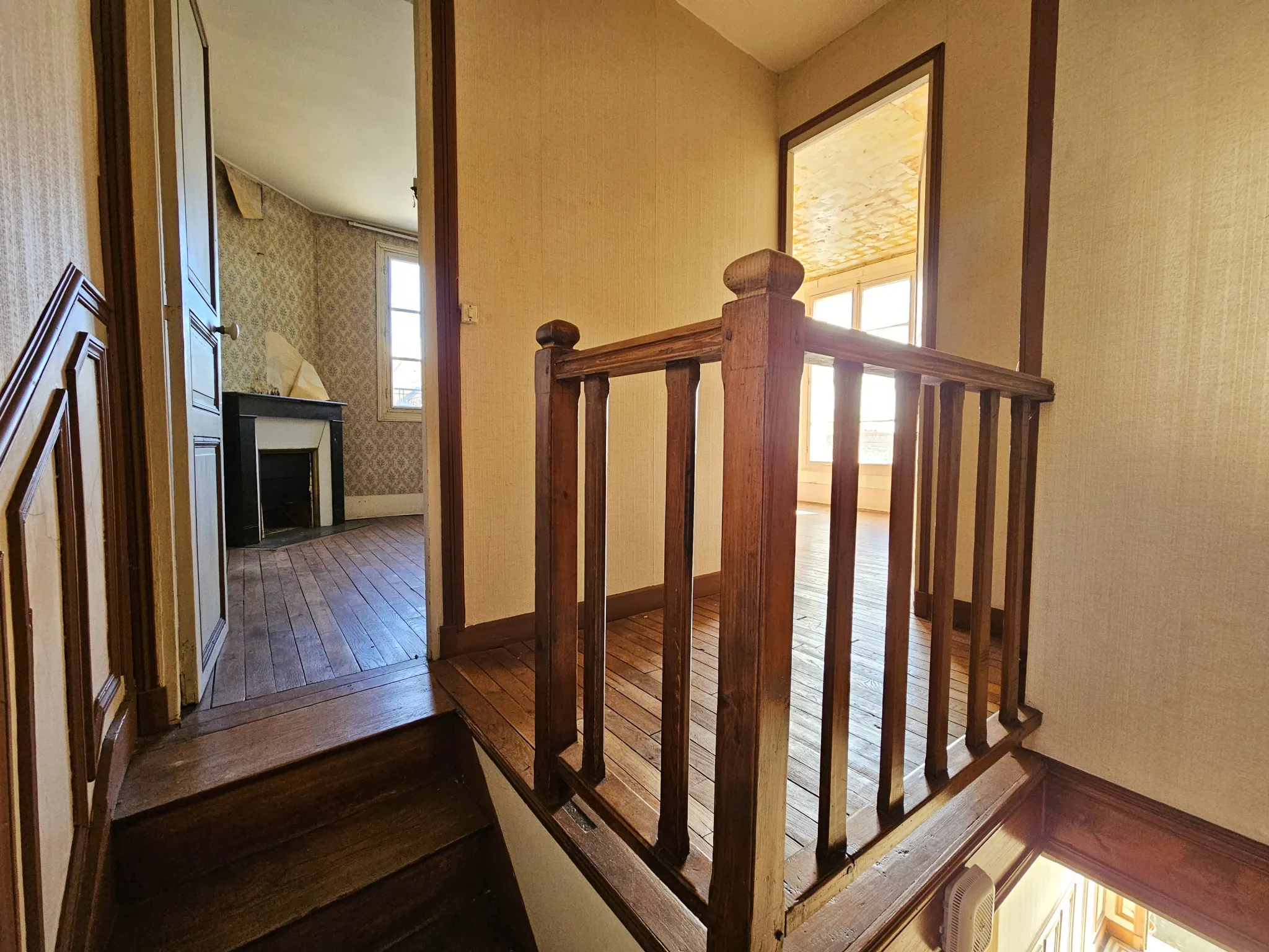 Maison de ville à rénover avec jardin et garage à Villecresnes 