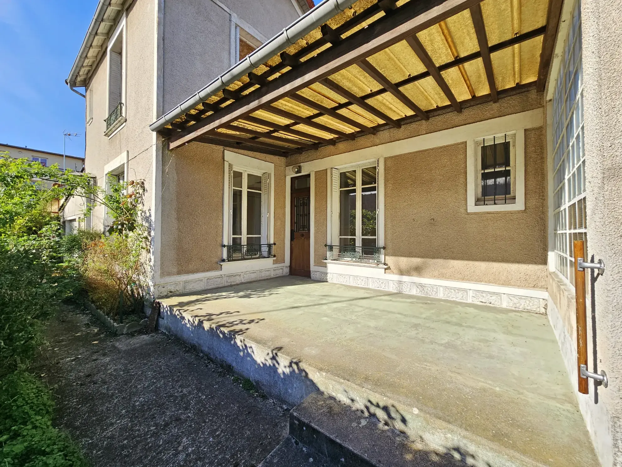 Maison de ville à rénover avec jardin et garage à Villecresnes 