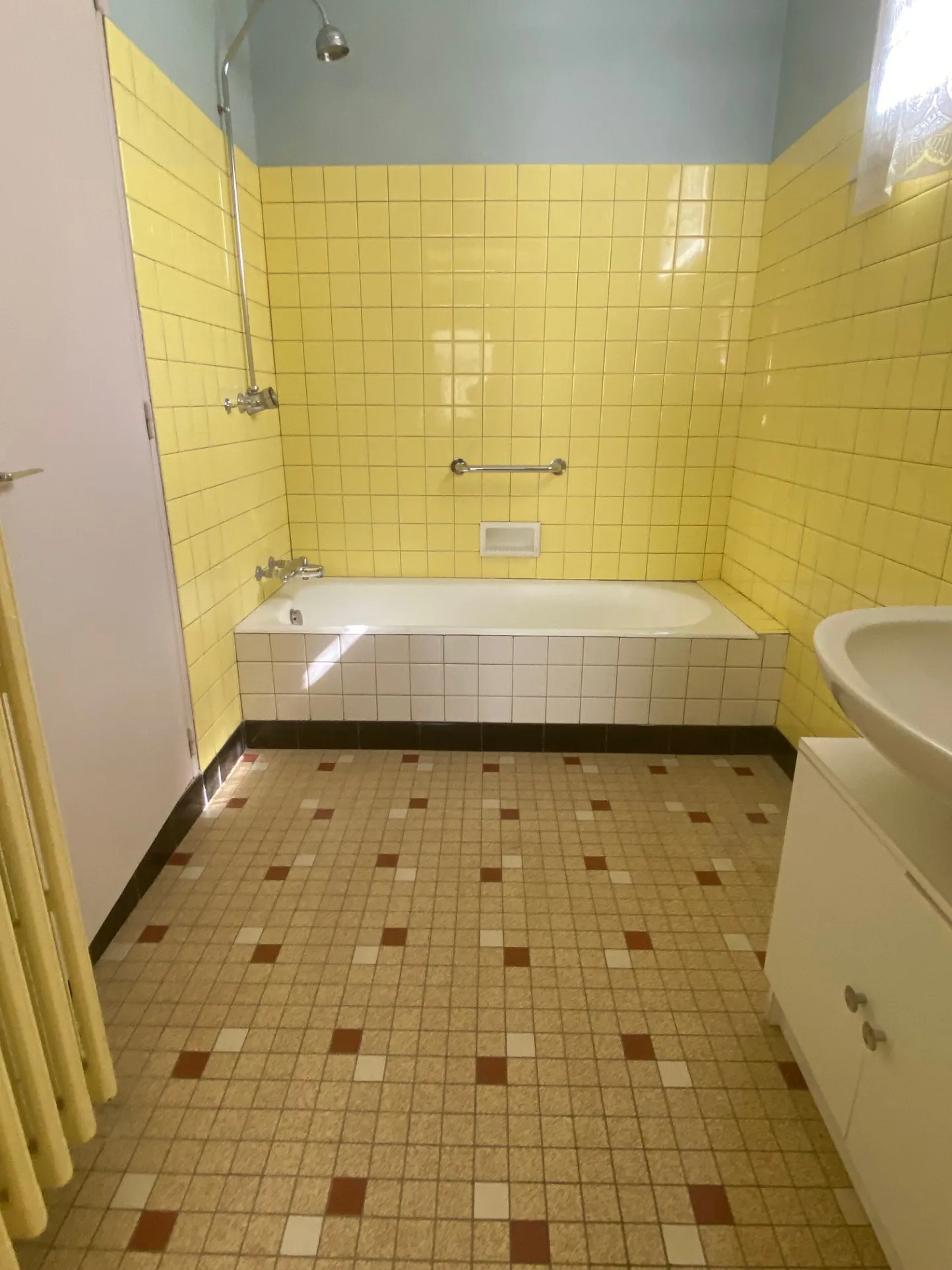 Grande maison à vendre à Fumel avec deux logements, garage et terrain de 1300 m² 