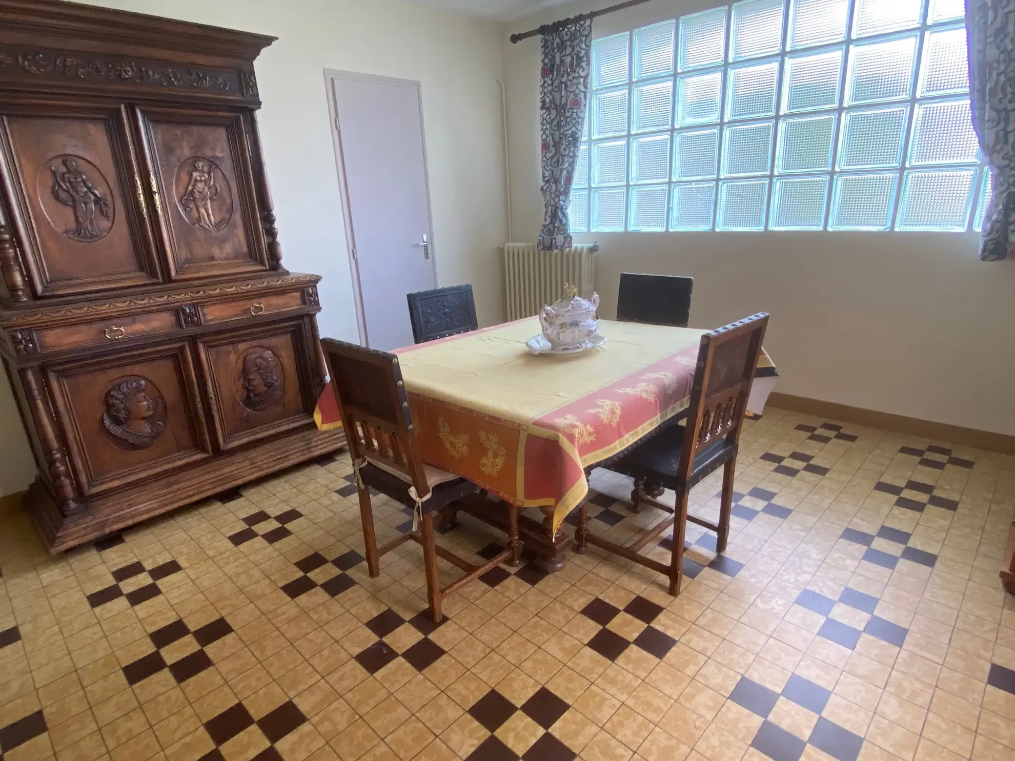 Grande maison à vendre à Fumel avec deux logements, garage et terrain de 1300 m² 