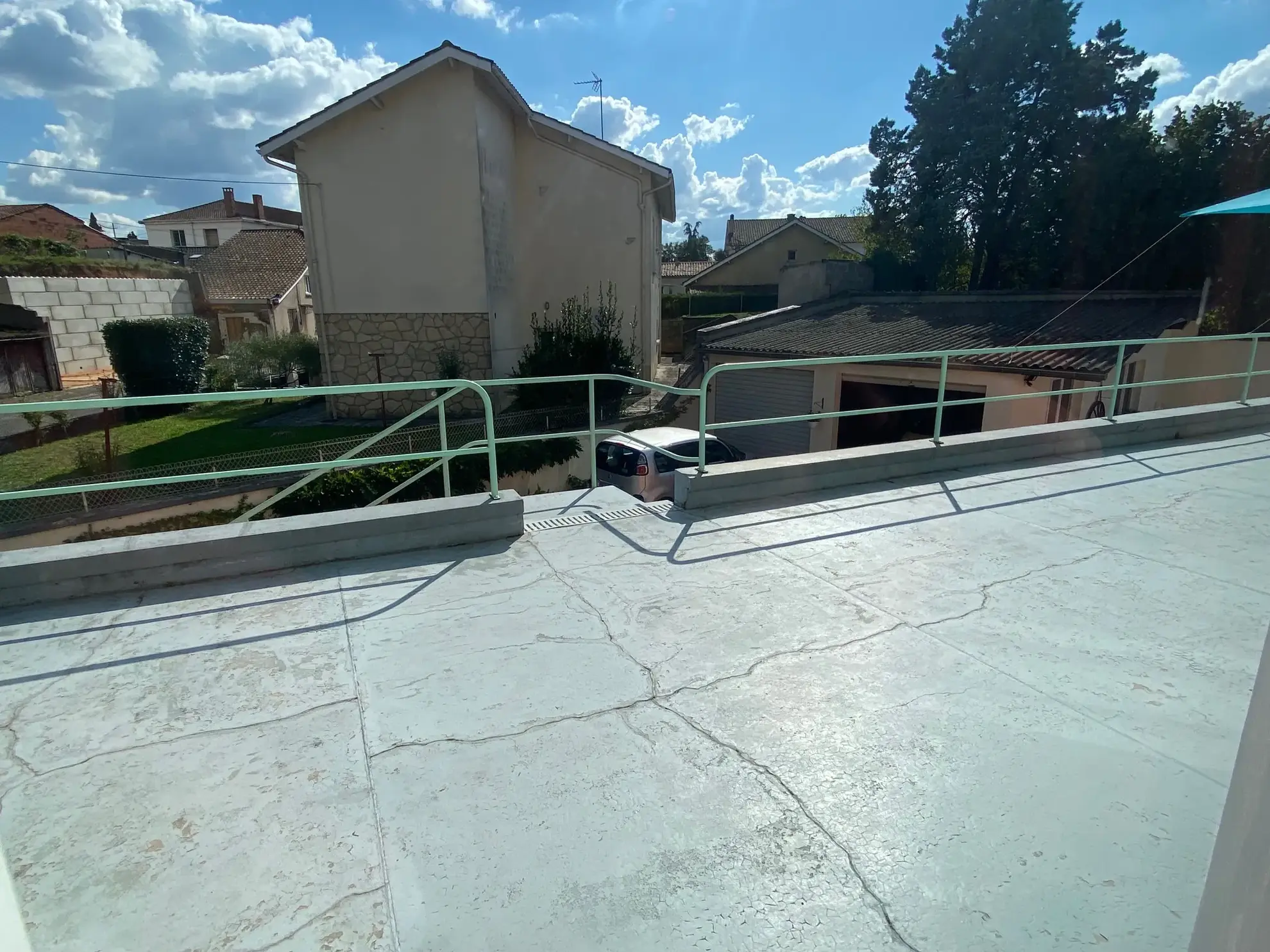 Grande maison à vendre à Fumel avec deux logements, garage et terrain de 1300 m² 