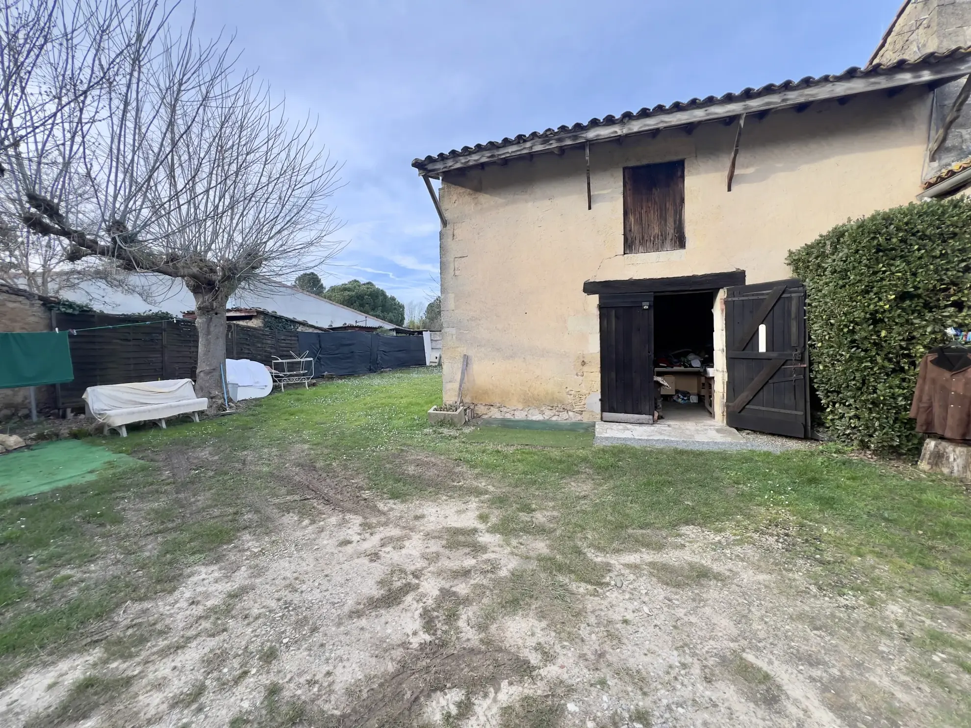 Maison en pierre avec dépendances à Illats proche commodités 