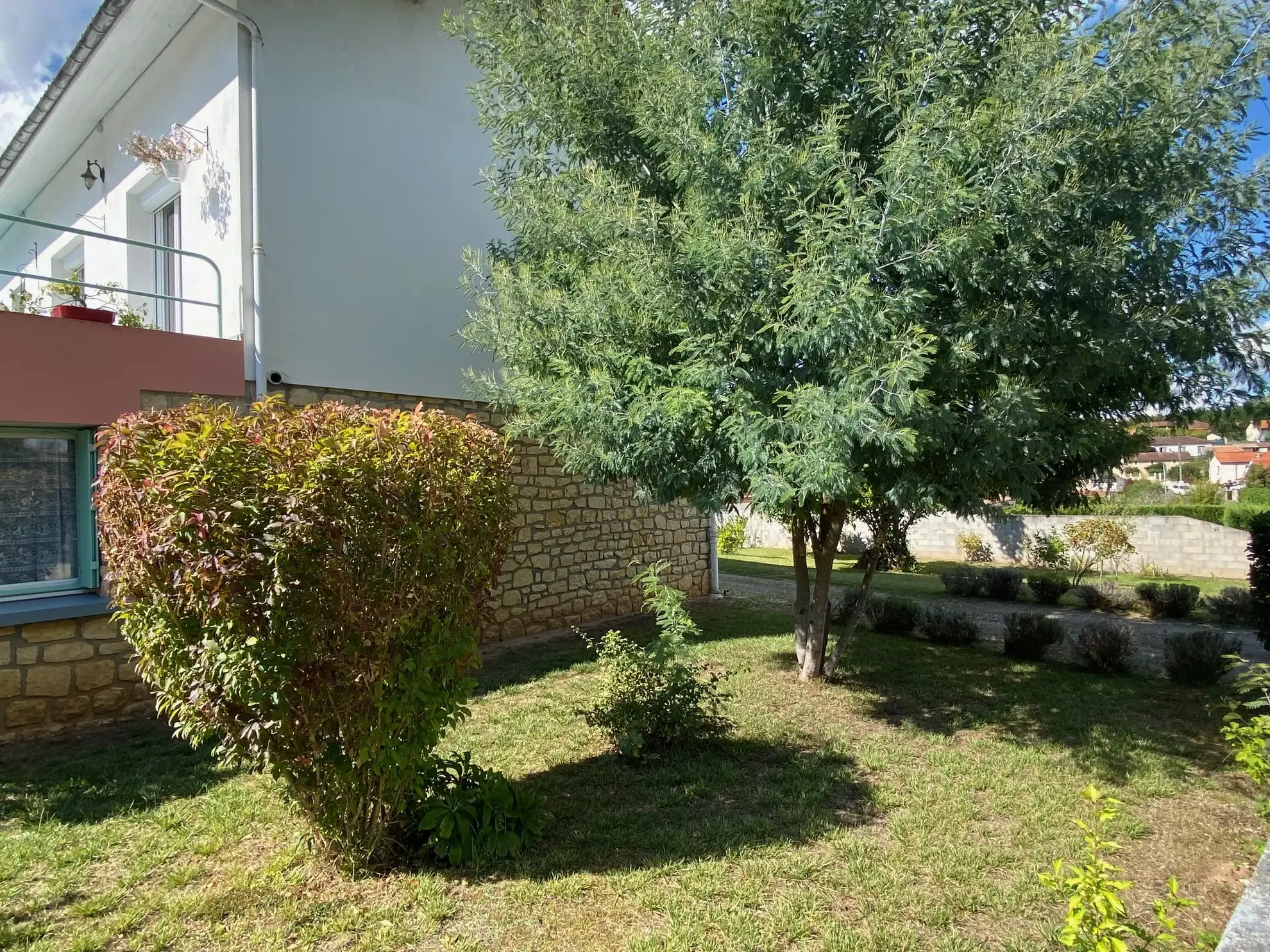 Grande maison à vendre à Fumel avec deux logements, garage et terrain de 1300 m² 