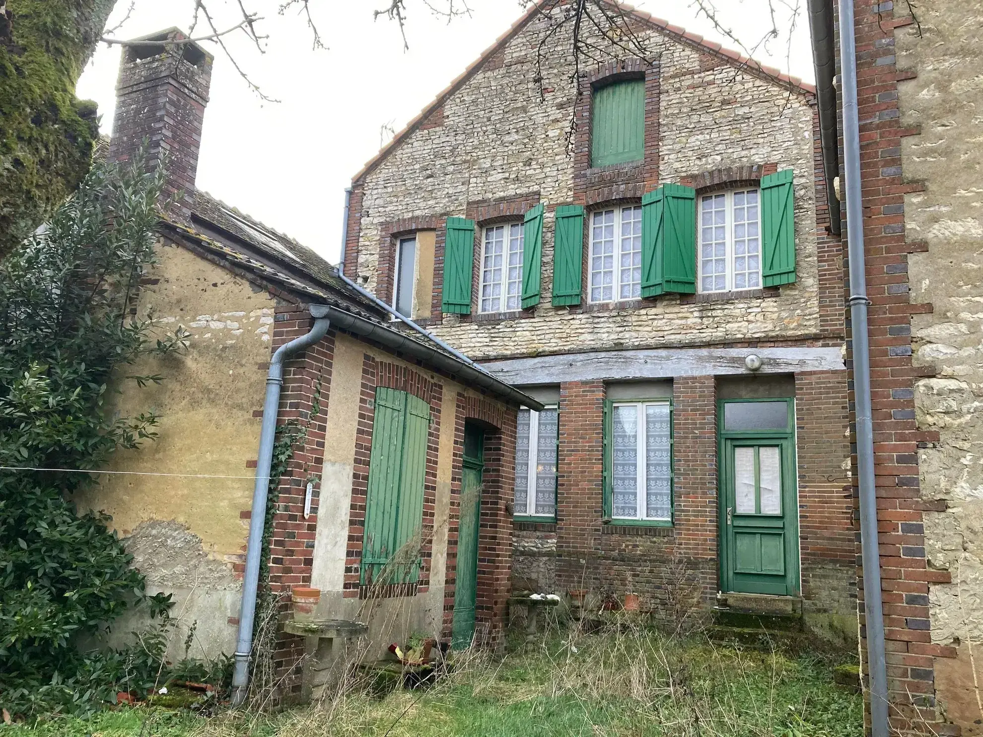 Maison à rénover de 172 m² avec jardin et dépendances près d'Aillant