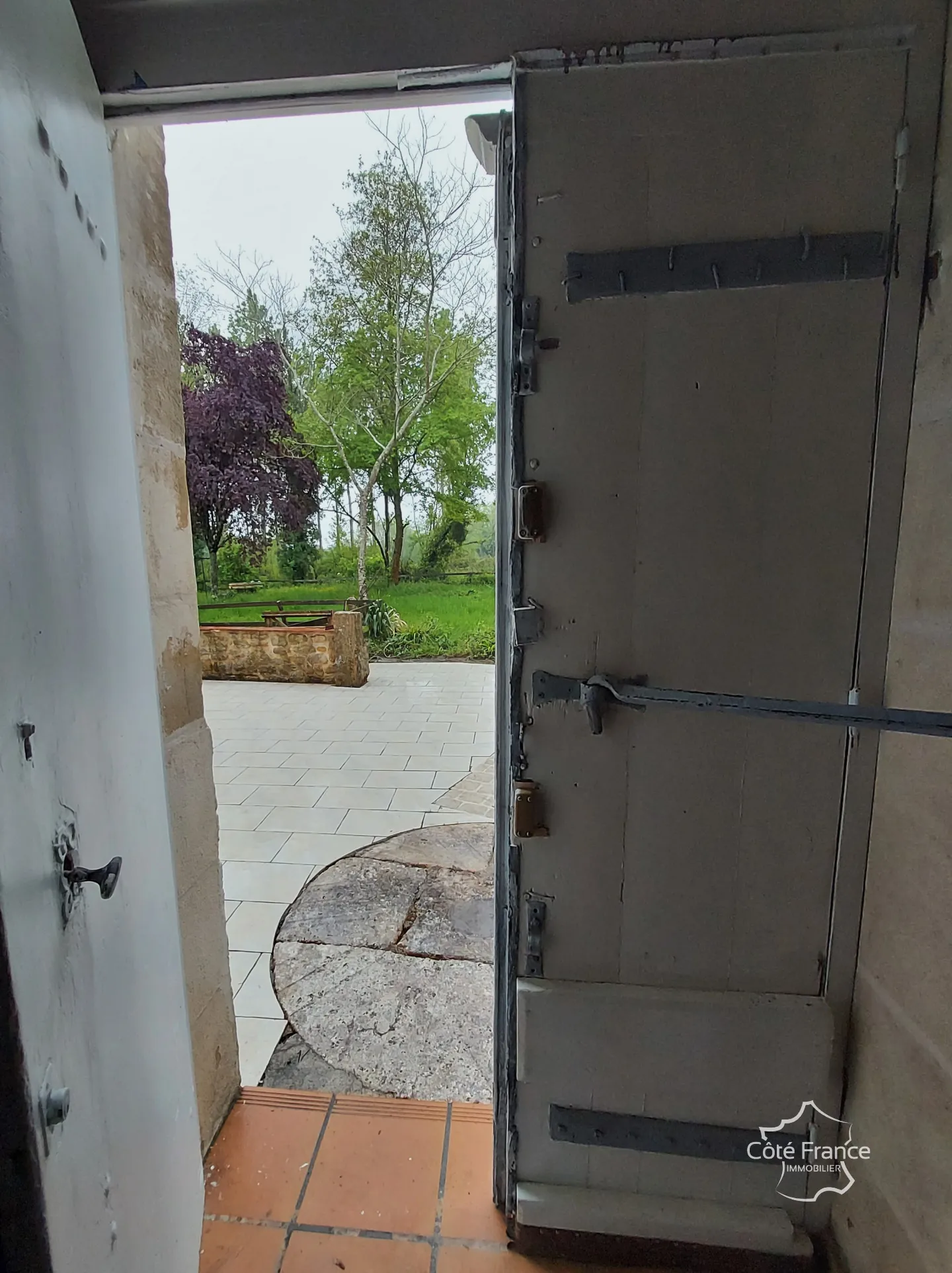 Charmante maison en pierre avec dépendances et grand terrain à Lamothe-Landerron 