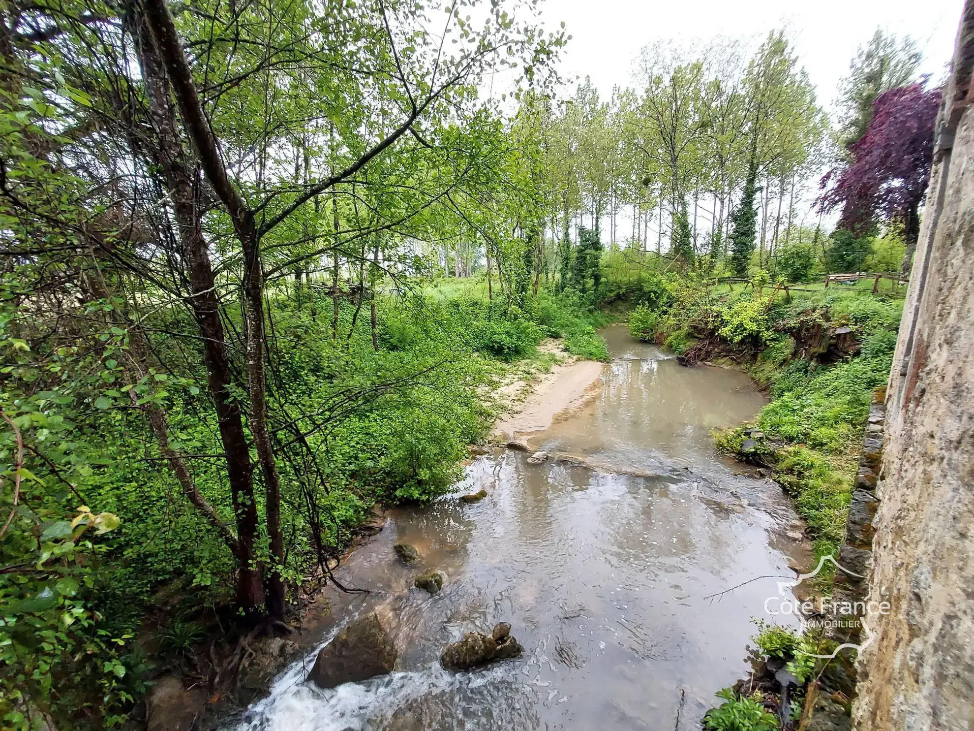 Charmante maison en pierre avec dépendances et grand terrain à Lamothe-Landerron 