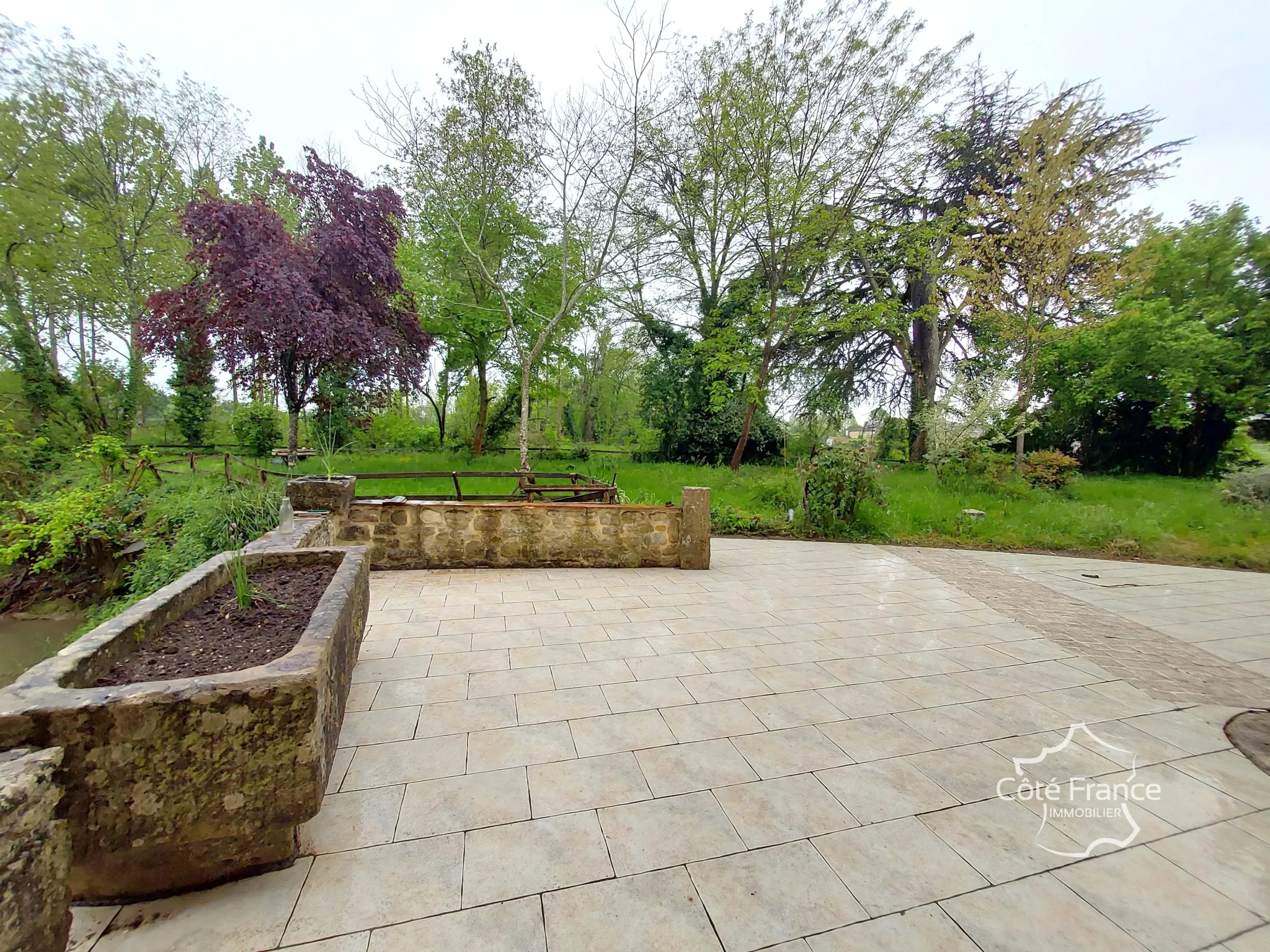 Charmante maison en pierre avec dépendances et grand terrain à Lamothe-Landerron
