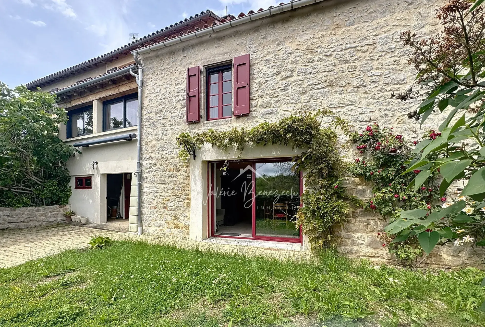 Maison en pierre rénovée de 74 m² dans un village médiéval proche de Saint-Affrique