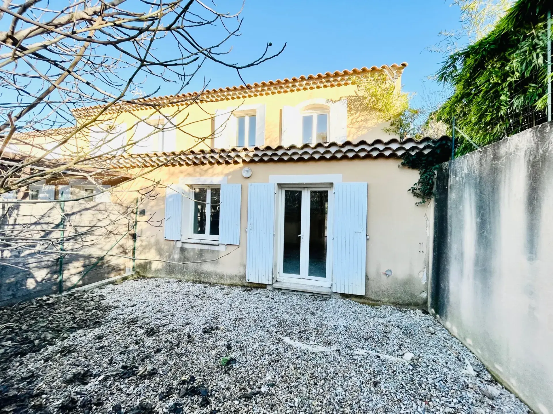 Maison récente avec cour et garage à Apt, proximité centre-ville
