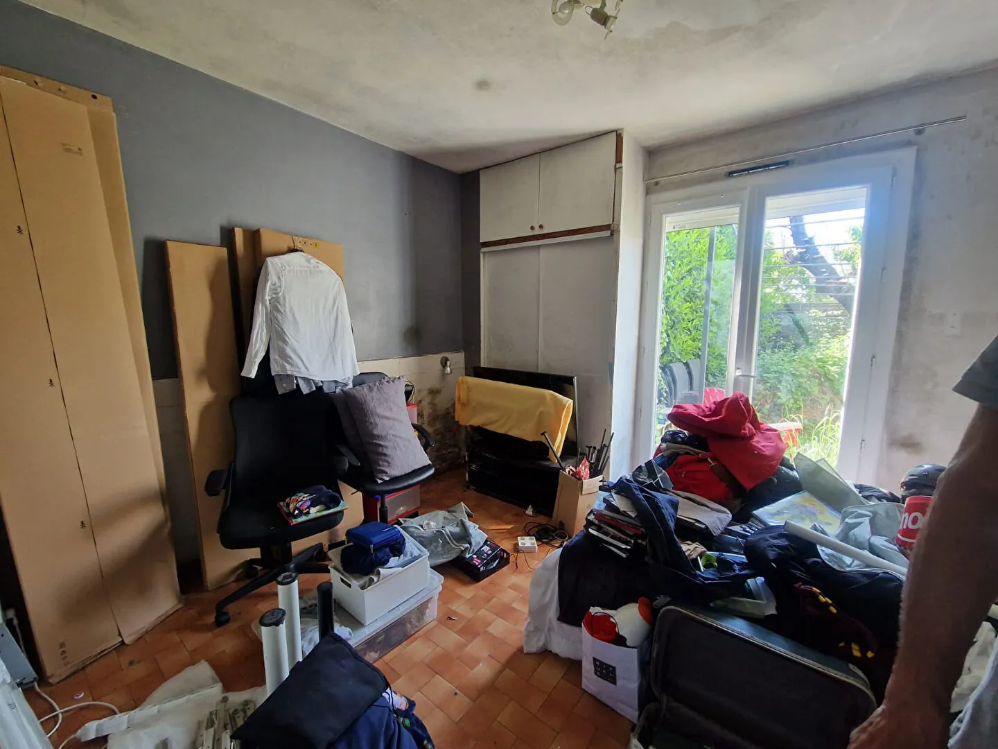 Maison à vendre à Gardanne avec garage, terrasse et potentiel à rénover 