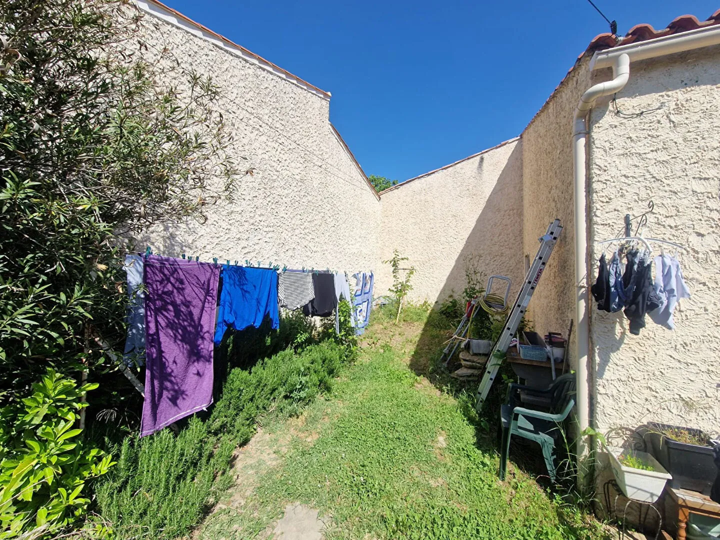 Maison à vendre à Gardanne avec garage, terrasse et potentiel à rénover 