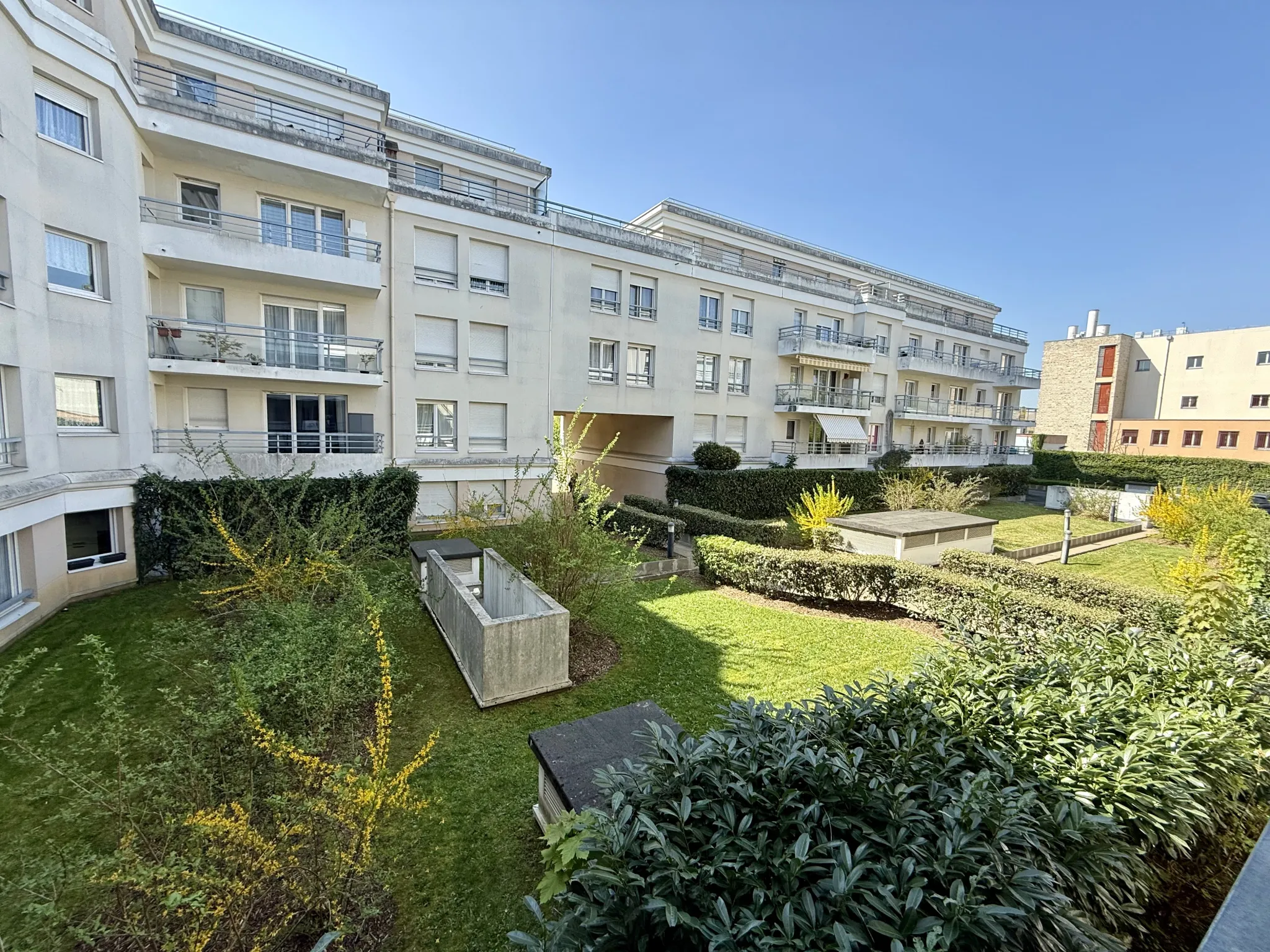 Appartement 2 pièces lumineux à Massy avec stationnement en rez-de-chaussée 