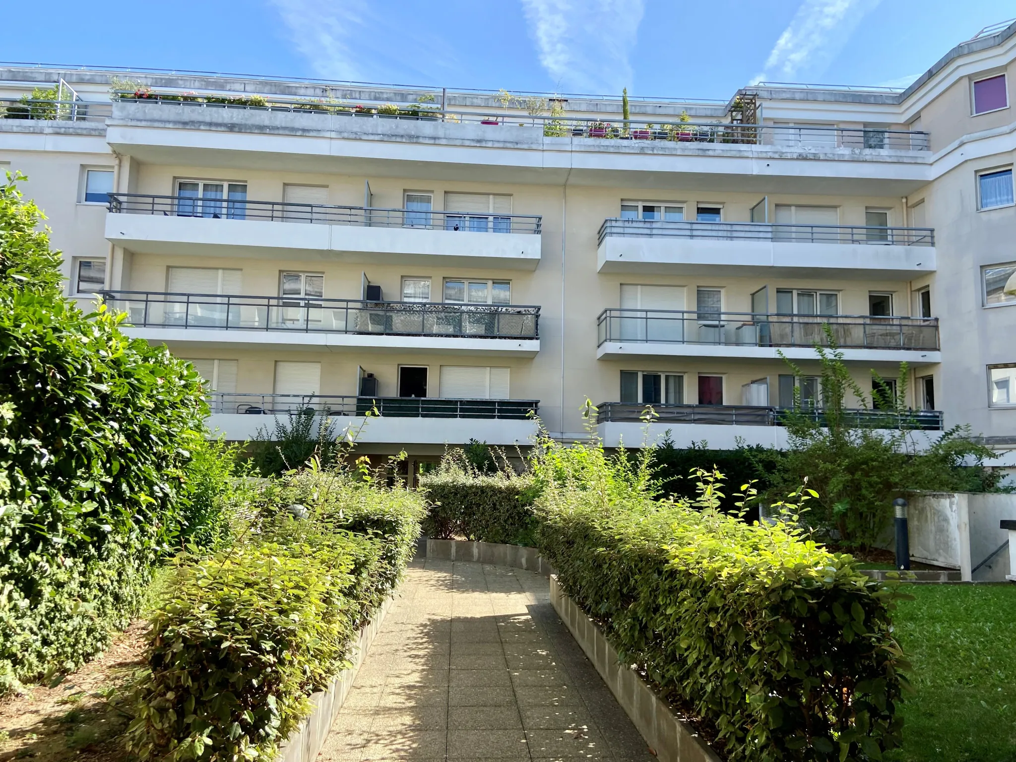 Appartement 2 pièces lumineux à Massy avec stationnement en rez-de-chaussée 