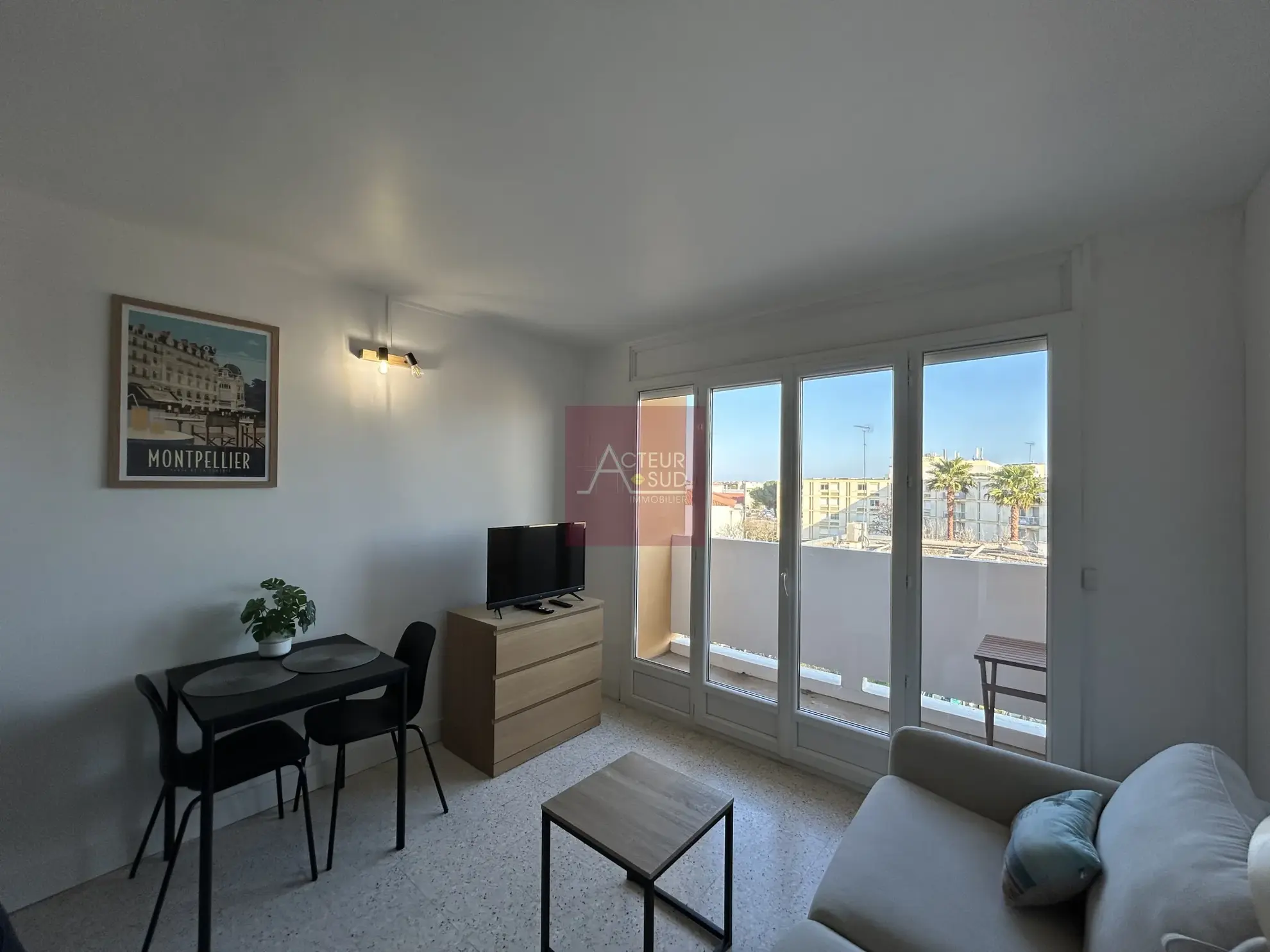 Studio rénové à vendre à Balaruc-les-Bains avec terrasse et parking