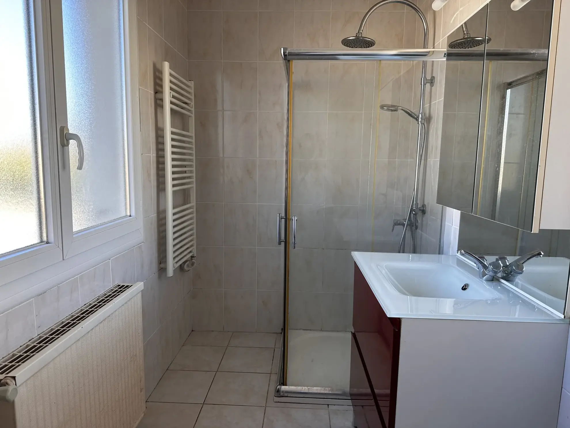 Maison familiale avec piscine et garage à Trèbes, 3 chambres 