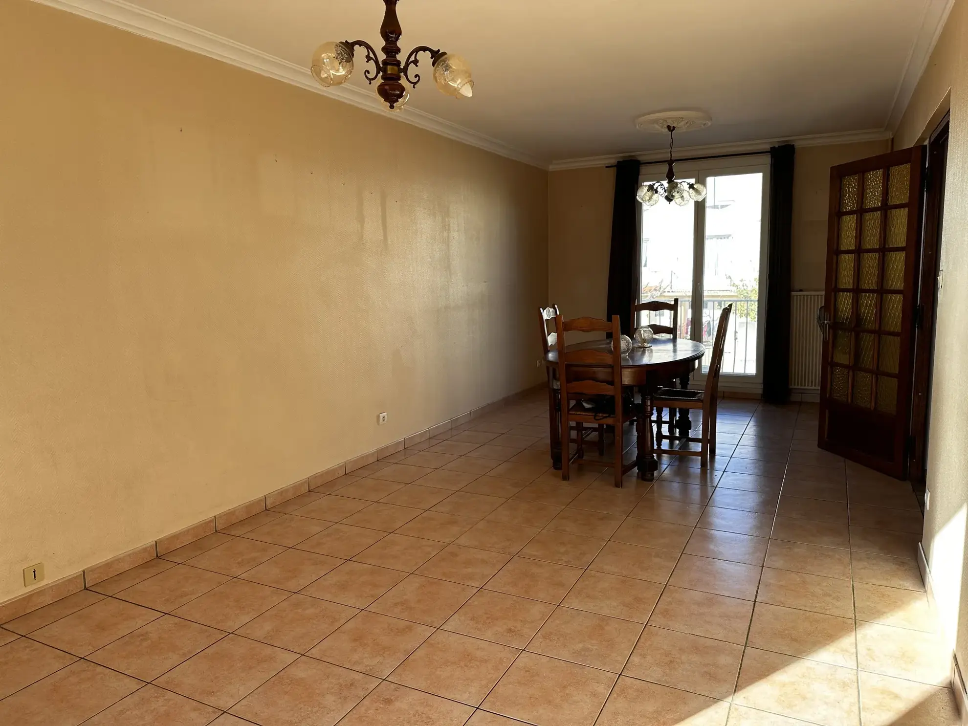 Maison familiale avec piscine et garage à Trèbes, 3 chambres 