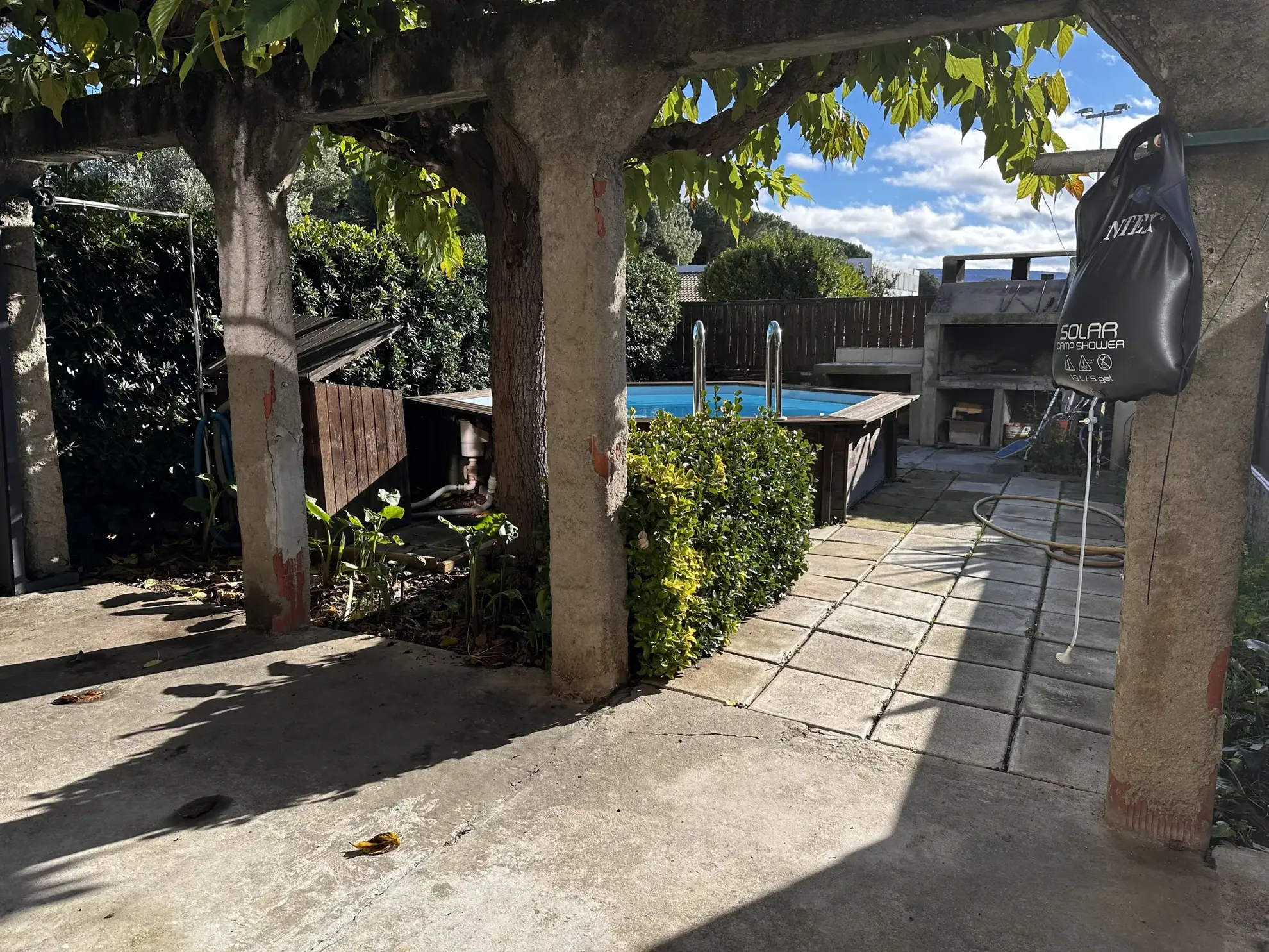 Maison familiale avec piscine et garage à Trèbes, 3 chambres 