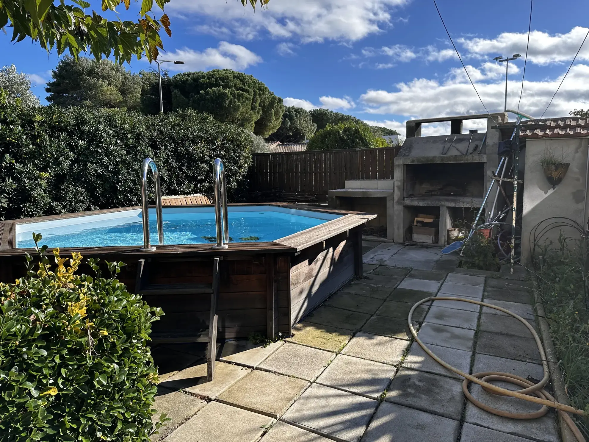 Maison familiale avec piscine et garage à Trèbes, 3 chambres 