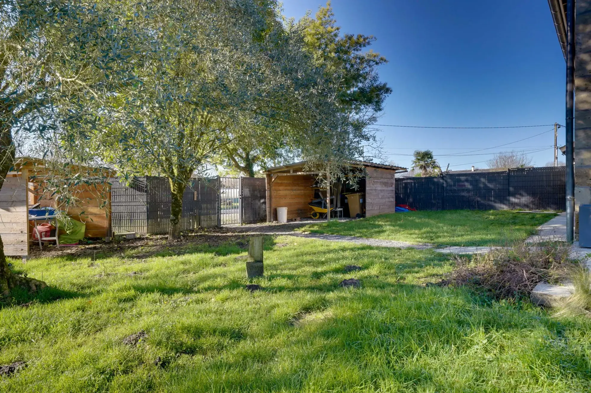 Maison en pierre de 133 m² avec dépendances à Cubnezais, calme et rénovée 