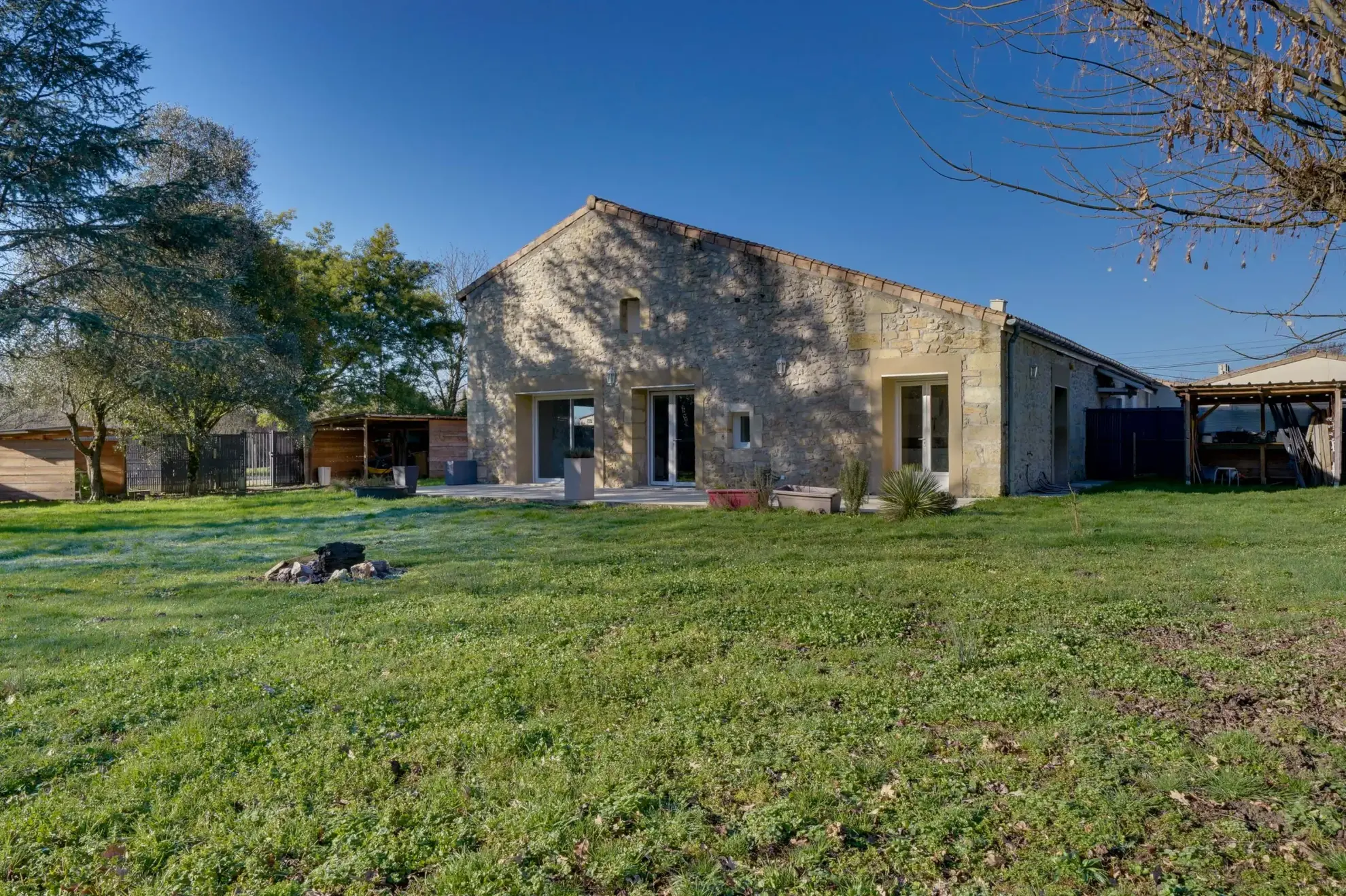 Maison en pierre de 133 m² avec dépendances à Cubnezais, calme et rénovée