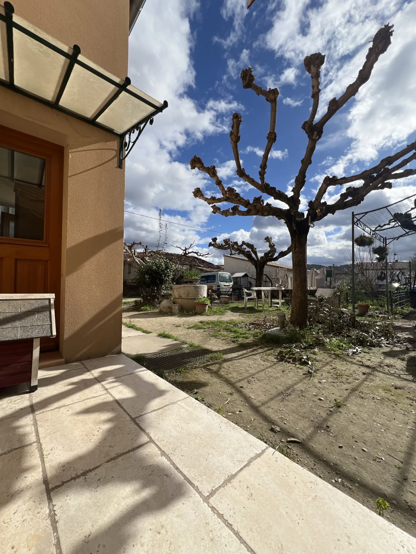Maison en pierre avec jardin, dépendances et vue sur la cité médiévale à Vaison-la Romaine 