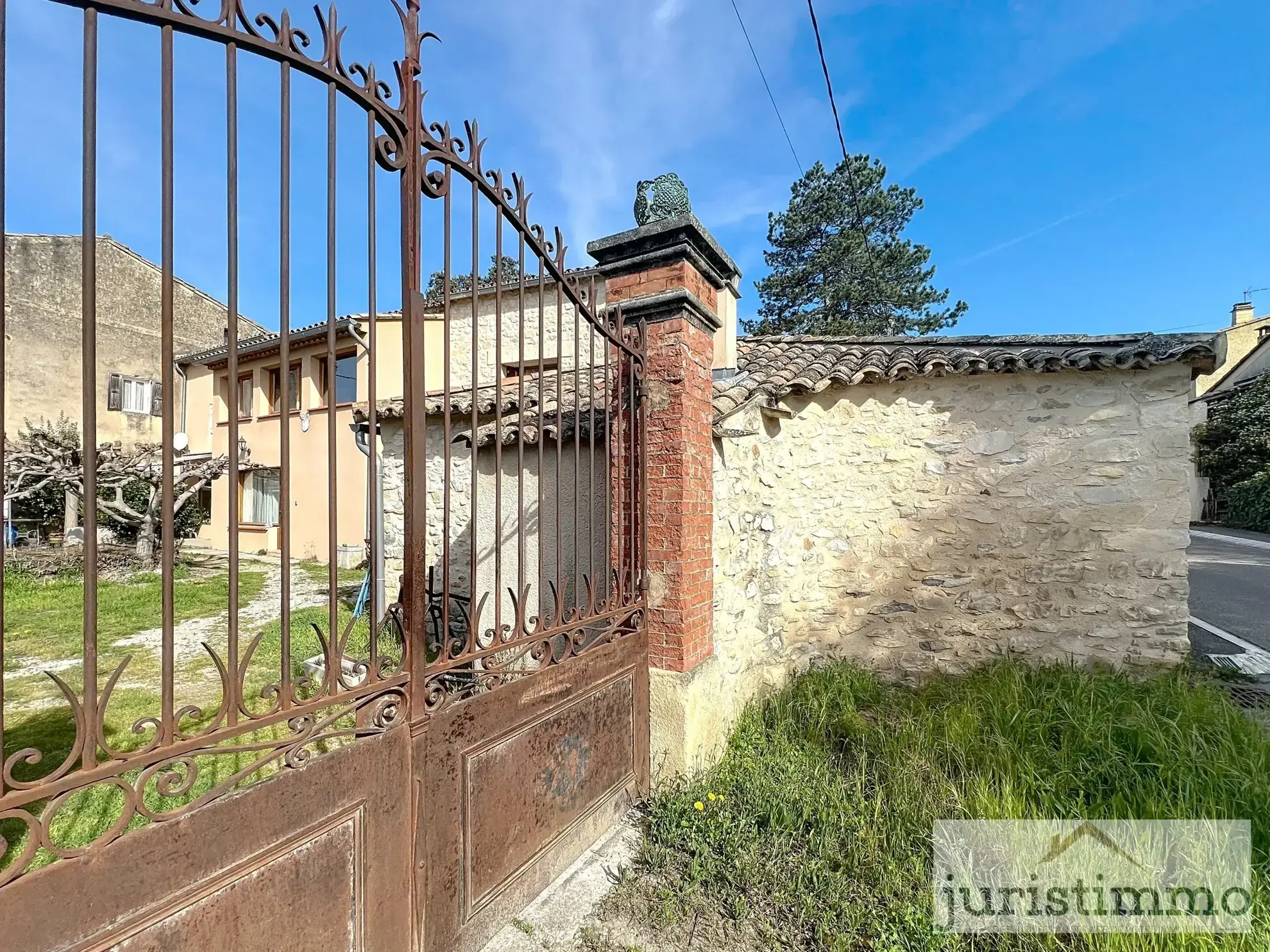 Maison en pierre avec jardin, dépendances et vue sur la cité médiévale à Vaison-la Romaine 