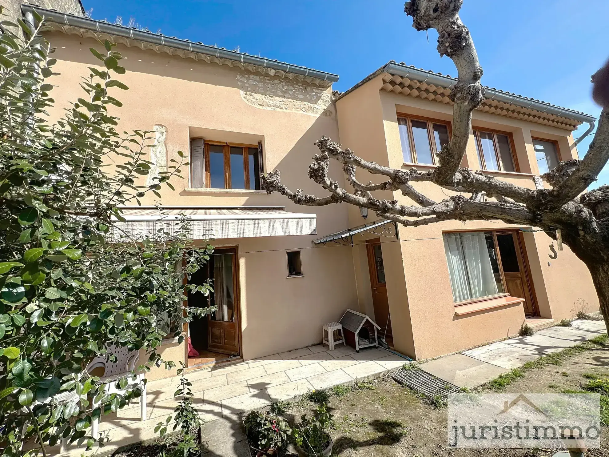 Maison en pierre avec jardin, dépendances et vue sur la cité médiévale à Vaison-la Romaine 
