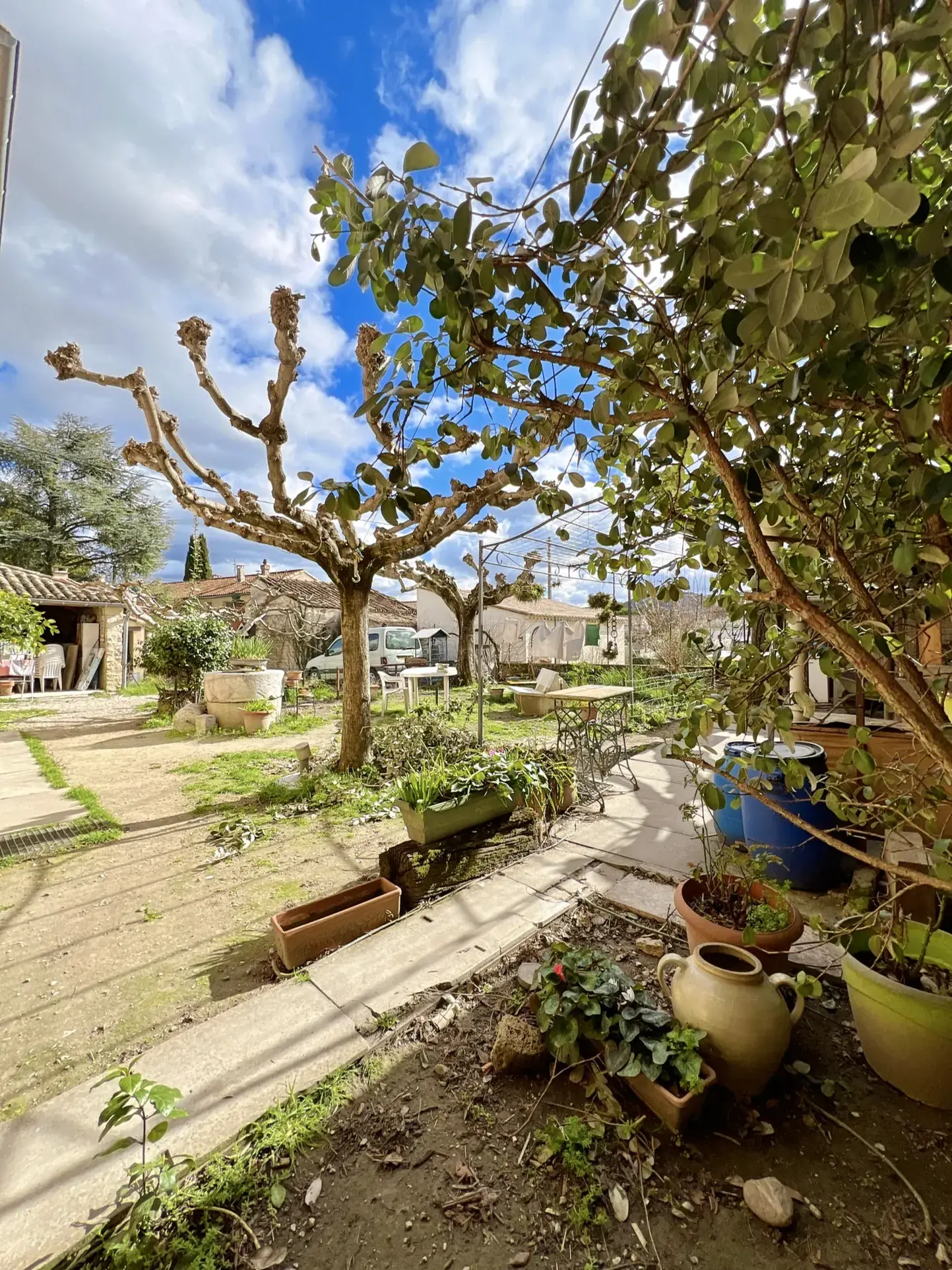 Maison en pierre avec jardin, dépendances et vue sur la cité médiévale à Vaison-la Romaine 