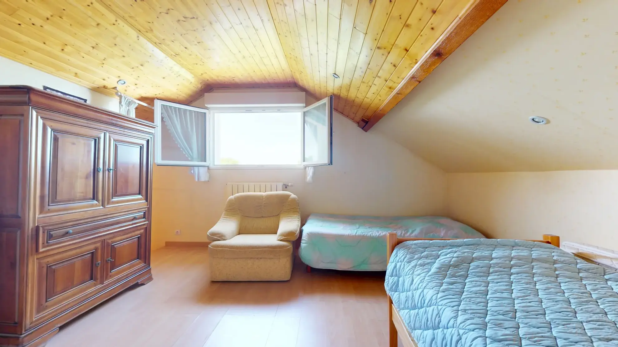 Charmante maison familiale de 131 m² à Dole avec grand terrain et dépendances 