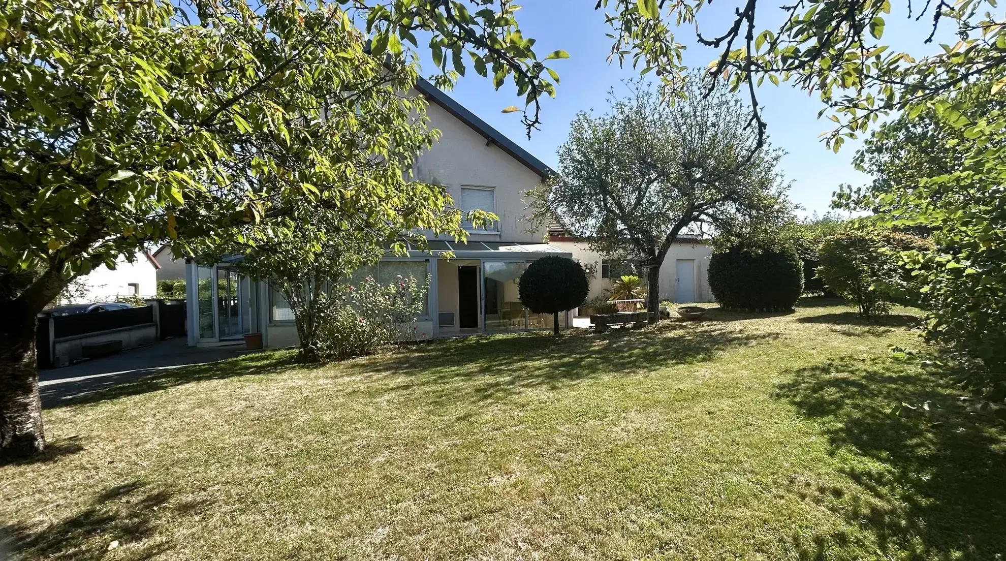 Charmante maison familiale de 131 m² à Dole avec grand terrain et dépendances