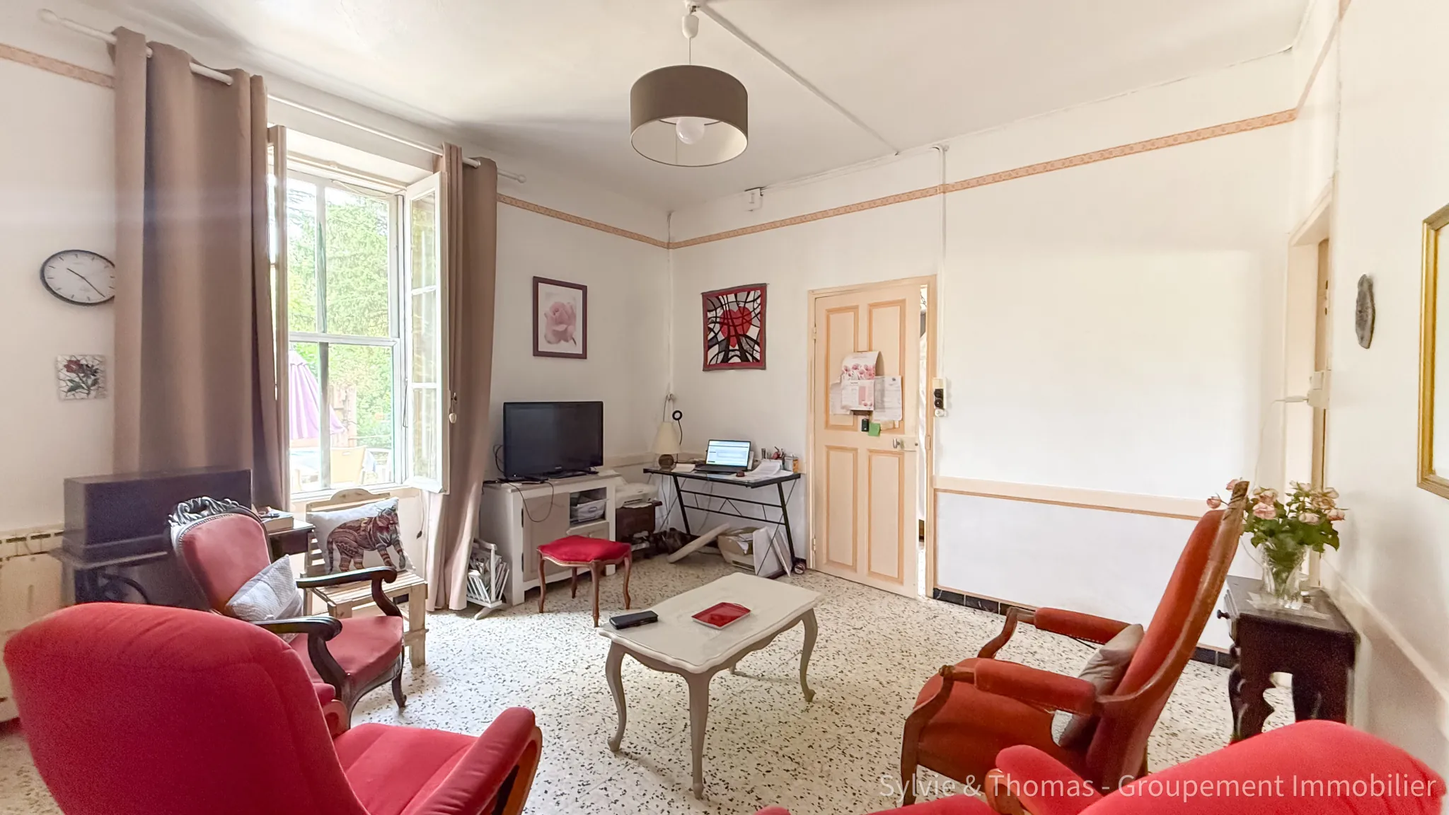 Maison à vendre à Orange avec grand terrain et potentiel, proche du centre-ville 